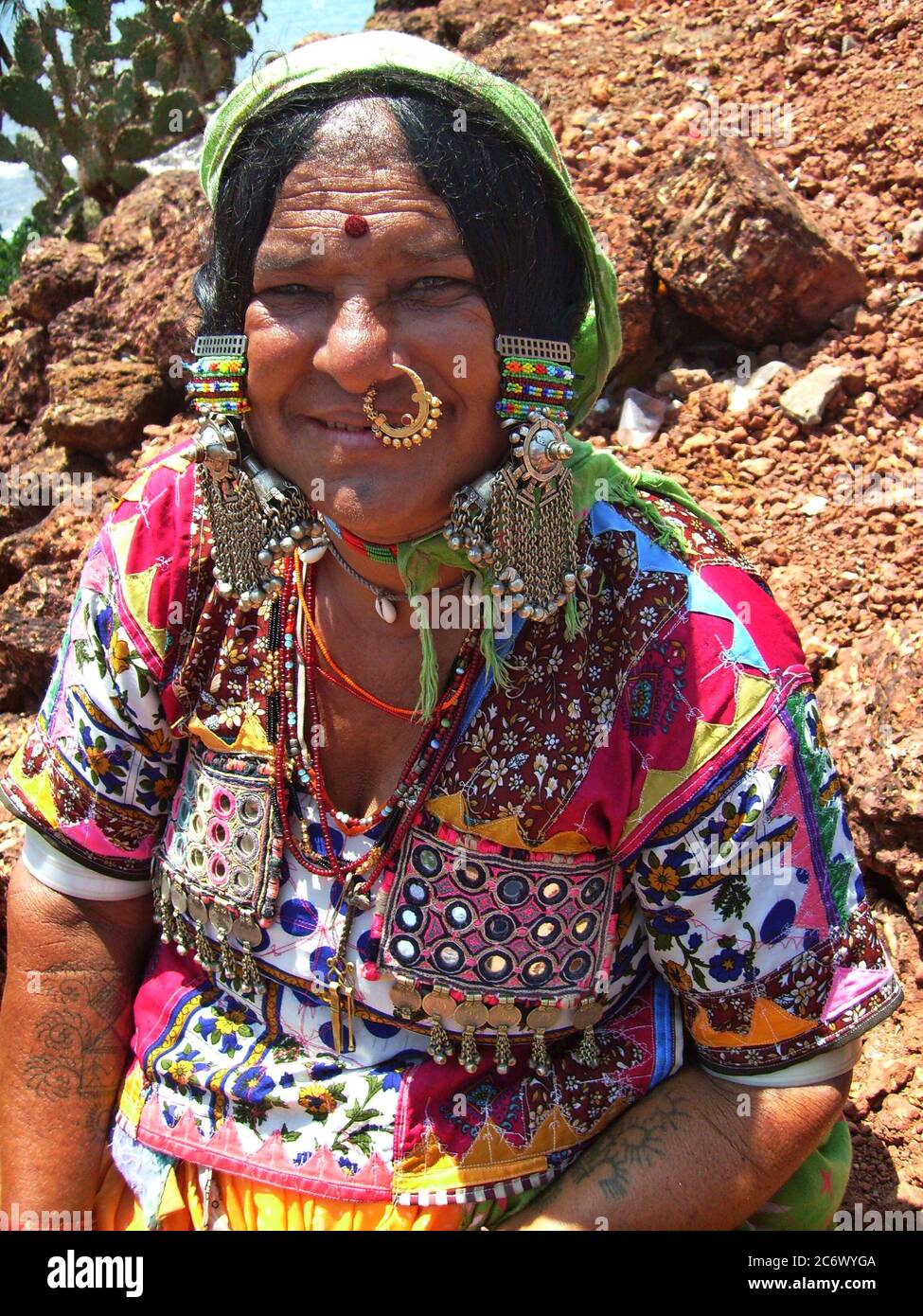 Femme ethnique en vêtements et bijoux traditionnels, à Goa, en Inde. 28 mars 2008. Goa est situé sur la côte ouest de l'Inde dans la ceinture côtière connue sous le nom de Konkan. La beauté pittoresque, les plages animées et les splendeurs architecturales de ses temples, églises et maisons anciennes ont fait de Goa un grand favori des voyageurs du monde entier. Banque D'Images