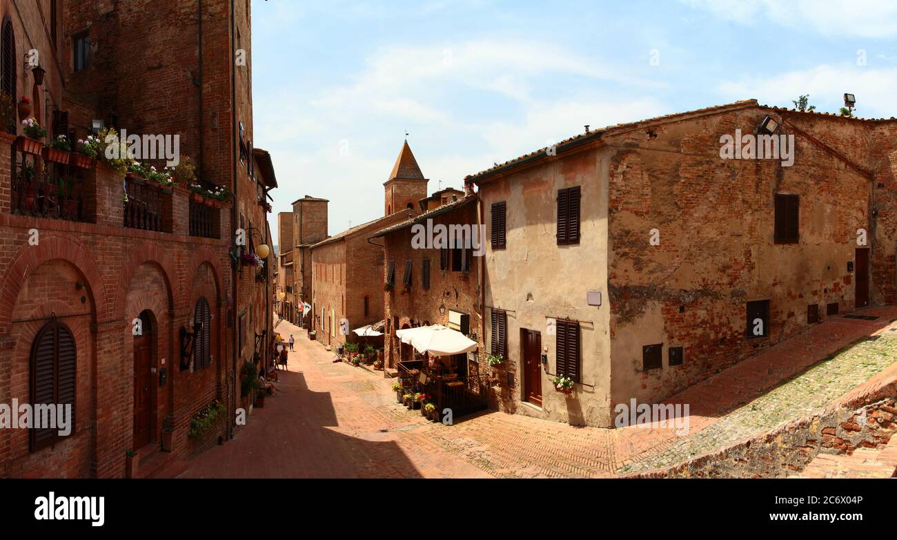 Belle vue d'été sur la ville italienne antique. Certaldo Alto. Toscane. Italie. Banque D'Images