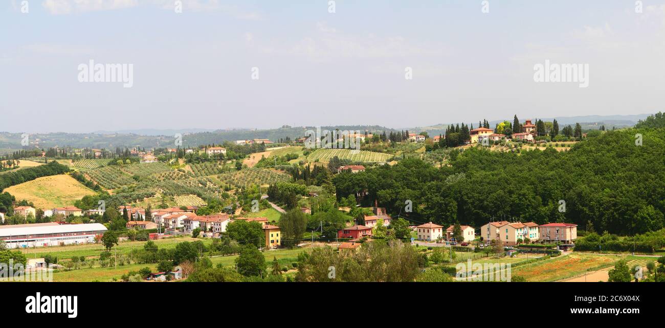 Vue panoramique aérienne d'été sur la banlieue de Certaldo. Certaldo Alto. Toscane. Italie. Banque D'Images