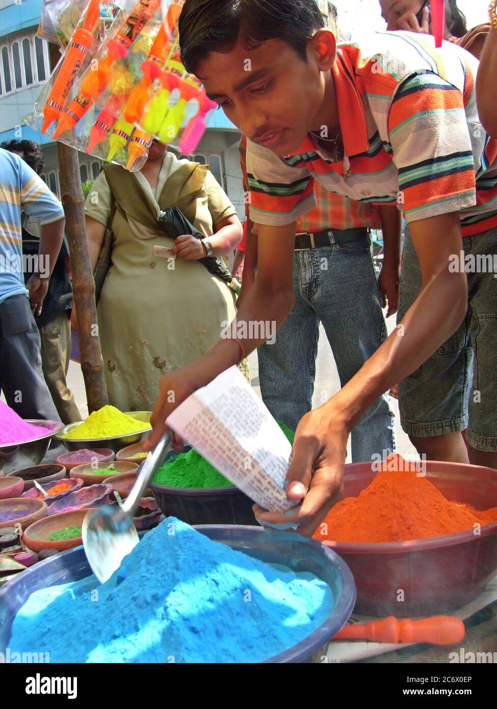 Un jeune garçon vend de la poudre de couleur dans la rue, lors du populaire festival hindou Holi, ou du festival de couleur, à Kolkata, en Inde. 20 mars 2008. Holi a lieu sur deux jours dans la fin de février ou au début de mars, chaque année. Le festival comble le fossé social et renouvelle les relations. Banque D'Images