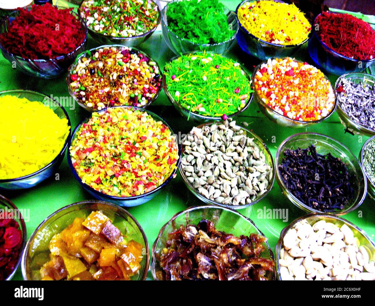 Ingrédients de paan ou de feuille de bétel, un chew ou un quid populaire, dans un magasin. Kolkata, Inde, 18 octobre 2007. Banque D'Images