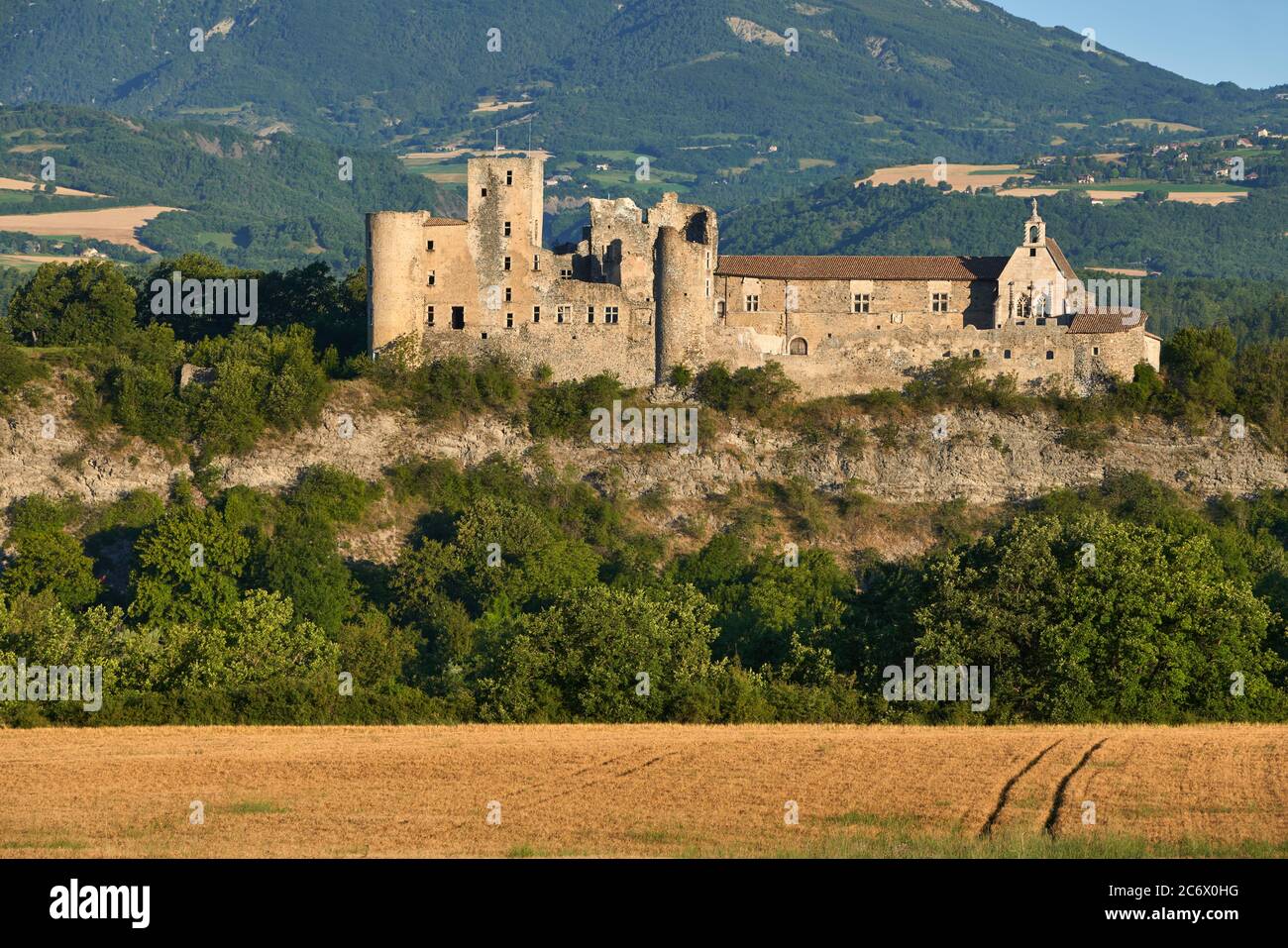 Château de Tallard (monument historique médiéval) dans la vallée de la Durance. Tallard, Hautes-Alpes (05), Alpes, France Banque D'Images