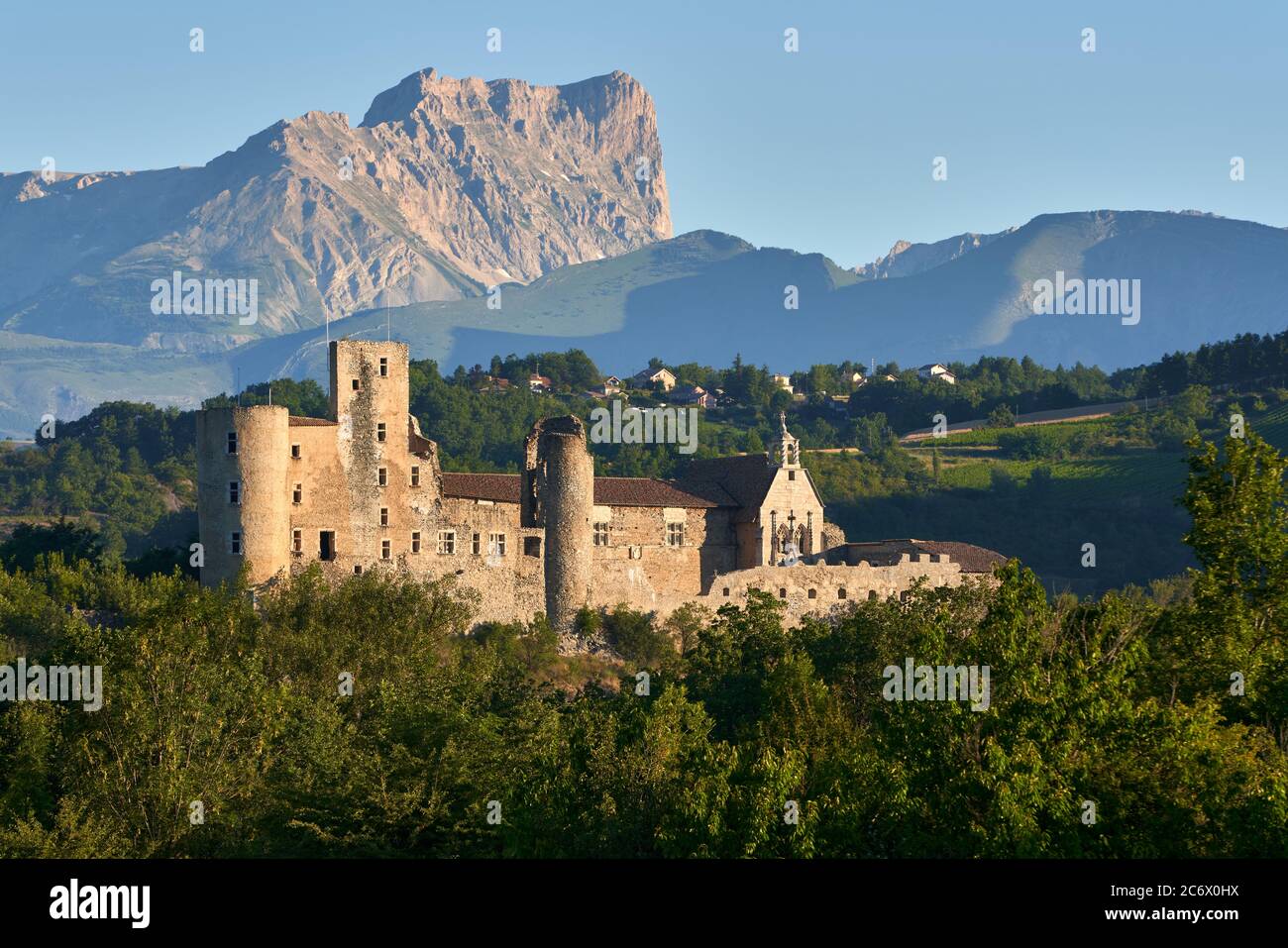 Château de Tallard (monument historique médiéval) dans la vallée de la Durance avec Bure Pic au loin. Tallard, Hautes-Alpes (05), Alpes, France Banque D'Images
