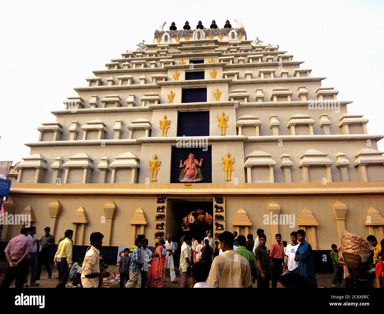 Une structure de fortune, connue localement sous le nom de «pandel», abritant l'autel ou «la pandap» de la déesse Durga, pendant le festival de quatre jours de Durga Puja, à Kolkata, en Inde, en octobre 18,2007. Banque D'Images