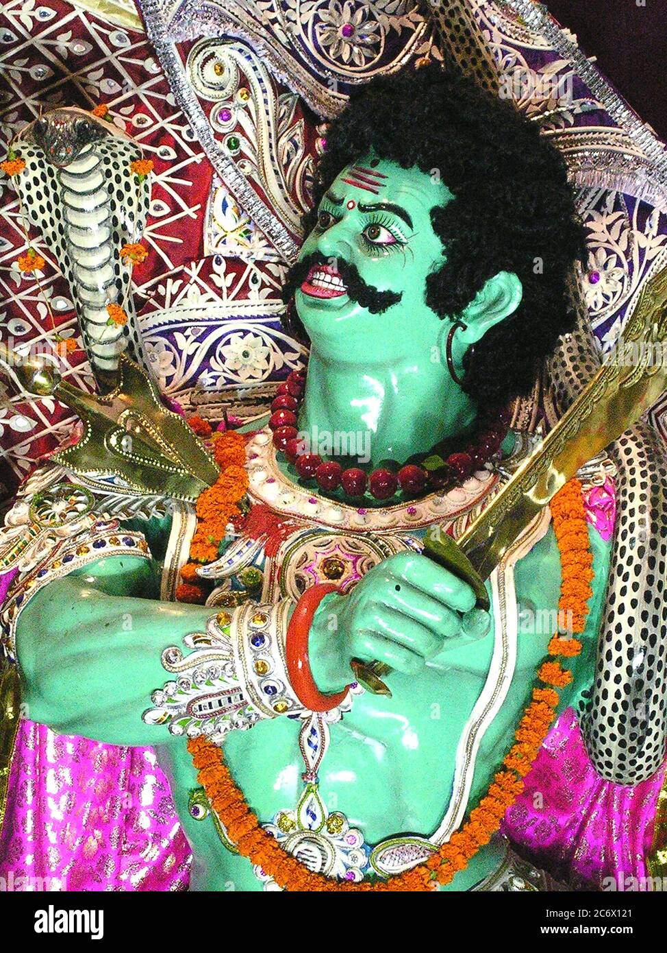 Le démon Mahishashur, exposé à l'autel ou à la mandap de la déesse Durga, pendant le festival de quatre jours de Durga Puja, à Kolkata, en Inde, octobre 18,2007. Banque D'Images
