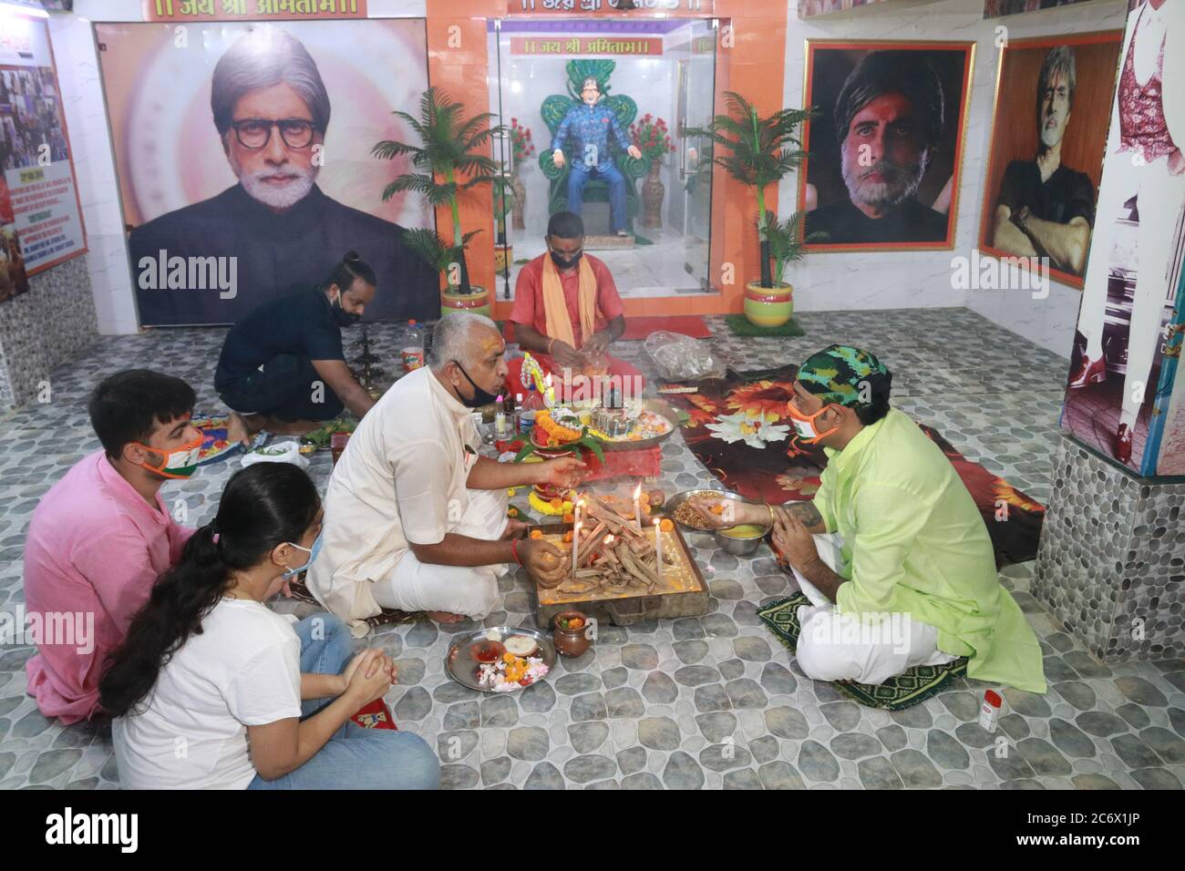 Kolkata, Inde. 12 juillet 2020. Fan de Bollywood acteur Amitabh Bachchan le long du prêtre hindou exécuter refuge pour la récupération rapide de COVID-19 dans la ville de Kolkata. (Photo de Dipa Chakraborty/Pacific Press/Sipa USA) crédit: SIPA USA/Alay Live News Banque D'Images