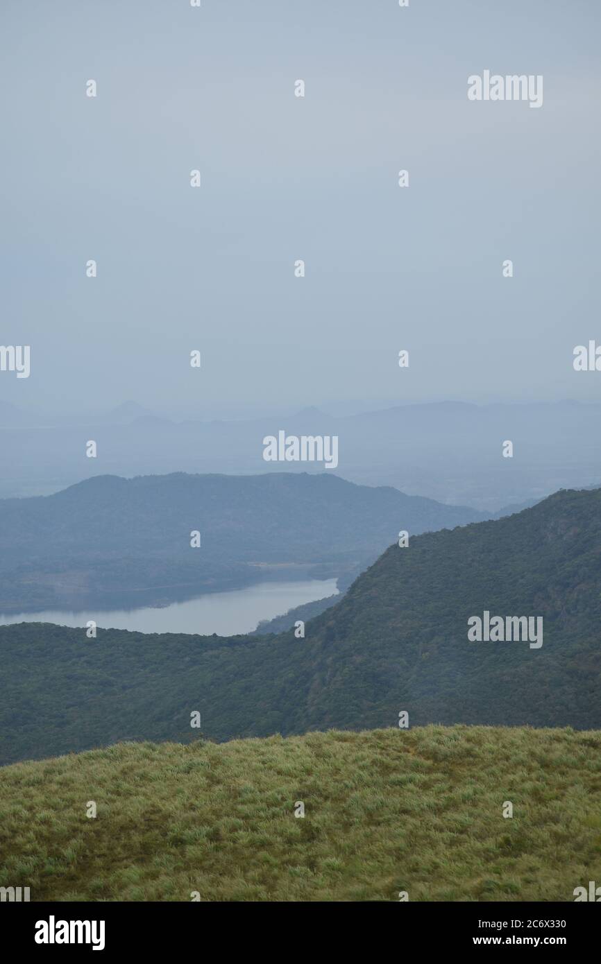 Le pic Riverston situé dans les collines centrales du Sri Lanka peut être atteint en voyageant environ 178 km de Colombo. Riverston offre certaines des meilleures vues sur la campagne environnante, dans la mesure où elle est appelée le Mini World’s End. La région offre la beauté naturelle du Sri Lanka; frais, vert et non pollué par les vendeurs, les touristes, les ordures et les bâtiments peu esthétiques. Banque D'Images