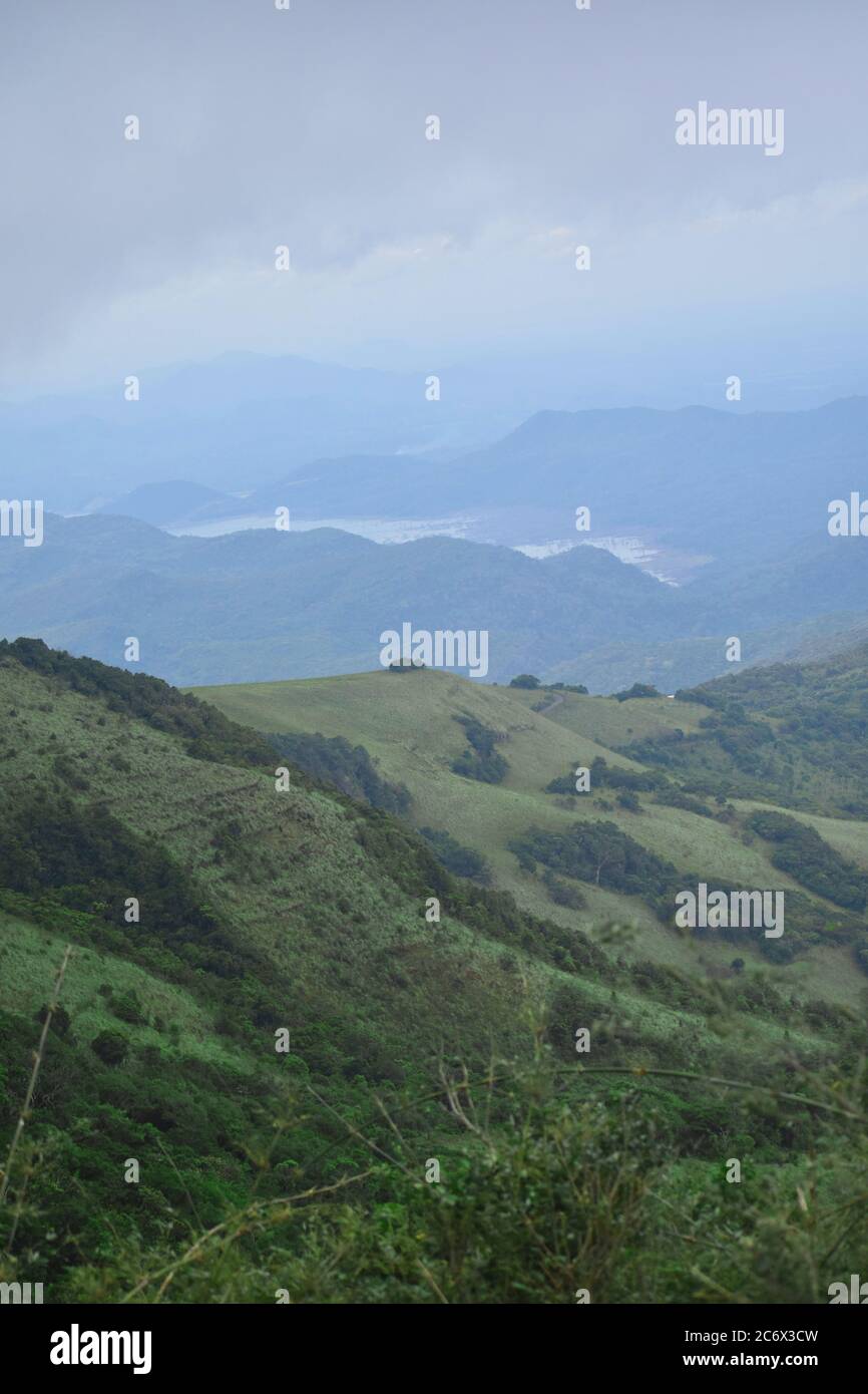 Le pic Riverston situé dans les collines centrales du Sri Lanka peut être atteint en voyageant environ 178 km de Colombo. Riverston offre certaines des meilleures vues sur la campagne environnante, dans la mesure où elle est appelée le Mini World’s End. La région offre la beauté naturelle du Sri Lanka; frais, vert et non pollué par les vendeurs, les touristes, les ordures et les bâtiments peu esthétiques. Banque D'Images