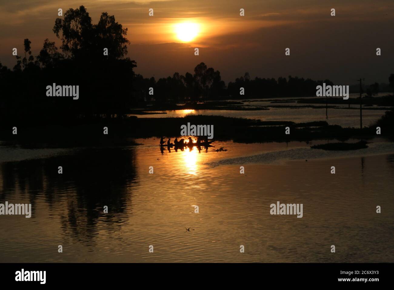 Les personnes touchées par les inondations déménagent dans un centre d'hébergement lors de l'inondation de la mousson à Bogra, dans le nord du Bangladesh, le 19 juillet 2019. Chaque année, des millions de personnes touchées par les inondations dues à de fortes pluies et à des rivières qui débordent dans les parties nord-est et nord-ouest du Bangladesh. De nombreuses personnes sont mortes, déplacées, ont perdu leurs récoltes, leurs maisons, souffrent de nourriture et d'eau potable pure pendant l'inondation de la mousson. Banque D'Images