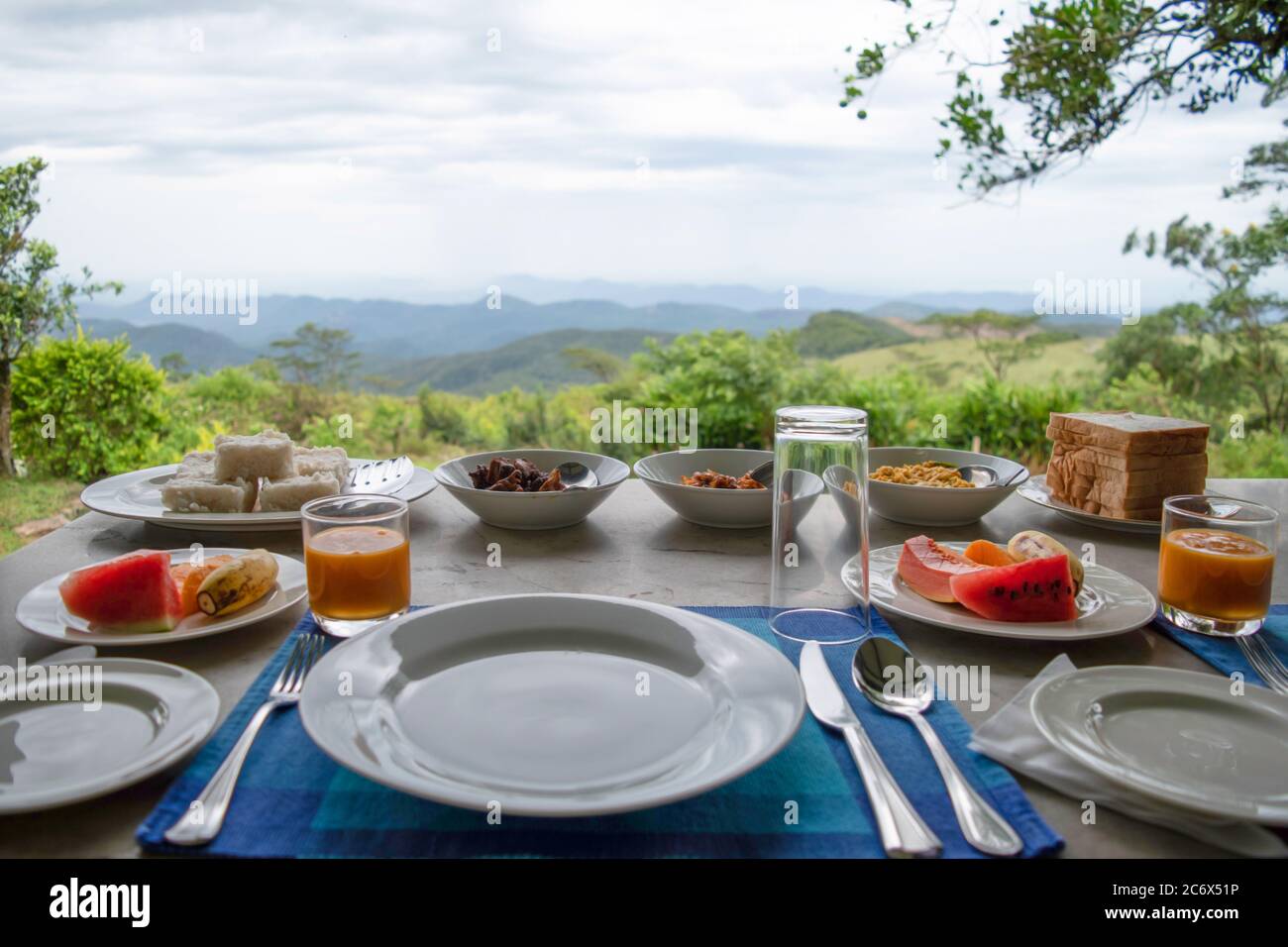 Sir John's Bungalow est l'endroit idéal pour une vue spectaculaire et une cuisine et des boissons délicieuses. Le pic Riverston situé dans les collines centrales du Sri Lanka peut être atteint en voyageant environ 178 km de Colombo. Riverston offre certaines des meilleures vues sur la campagne environnante, dans la mesure où elle est appelée le Mini World’s End. La région offre la beauté naturelle du Sri Lanka; frais, vert et non pollué par les vendeurs, les touristes, les ordures et les bâtiments peu esthétiques. Banque D'Images