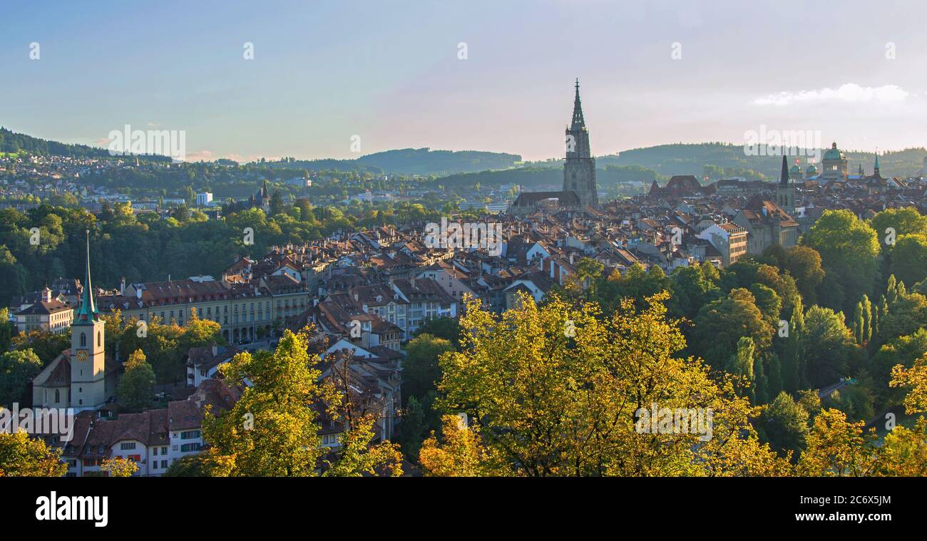 Vue depuis la roseraie. Le Rose Garden est un lieu idéal pour les amateurs de fleurs et un endroit idéal pour se détendre. Il offre une vue magnifique sur Berne, en Suisse Banque D'Images