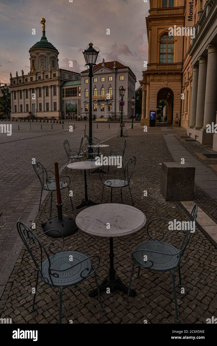 Tables de café vides à l'Alter Markt à Potsdam, Brandebourg Banque D'Images