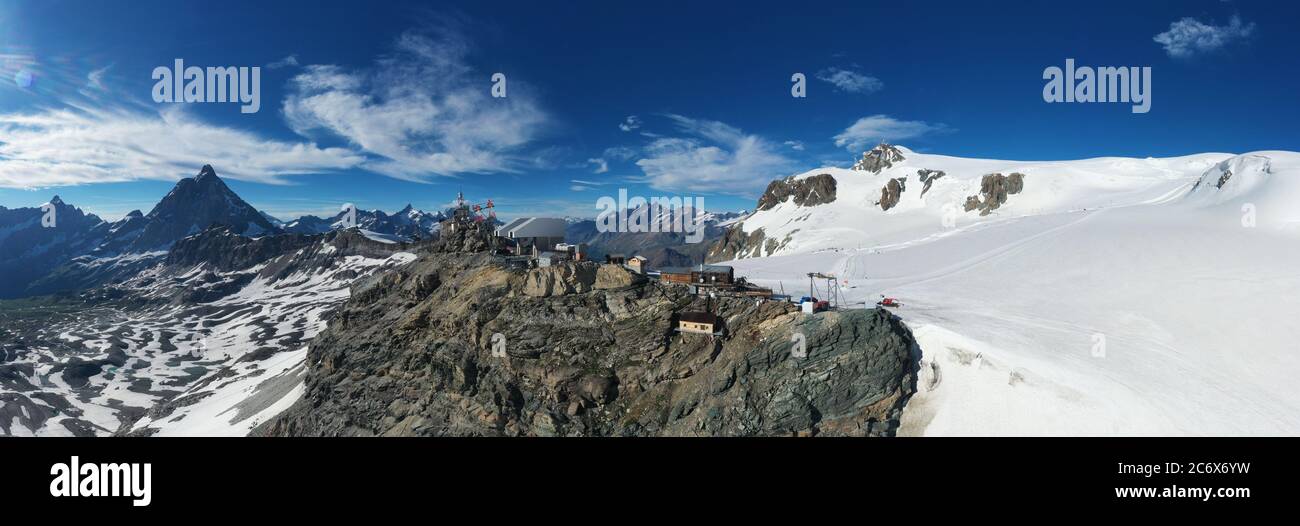 Matterhorn : superbe vue panoramique horizontale d'en haut avec un ciel bleu clair, pendant la journée ensoleillée d'été - Voyage et paysage sur Cervino. Banque D'Images