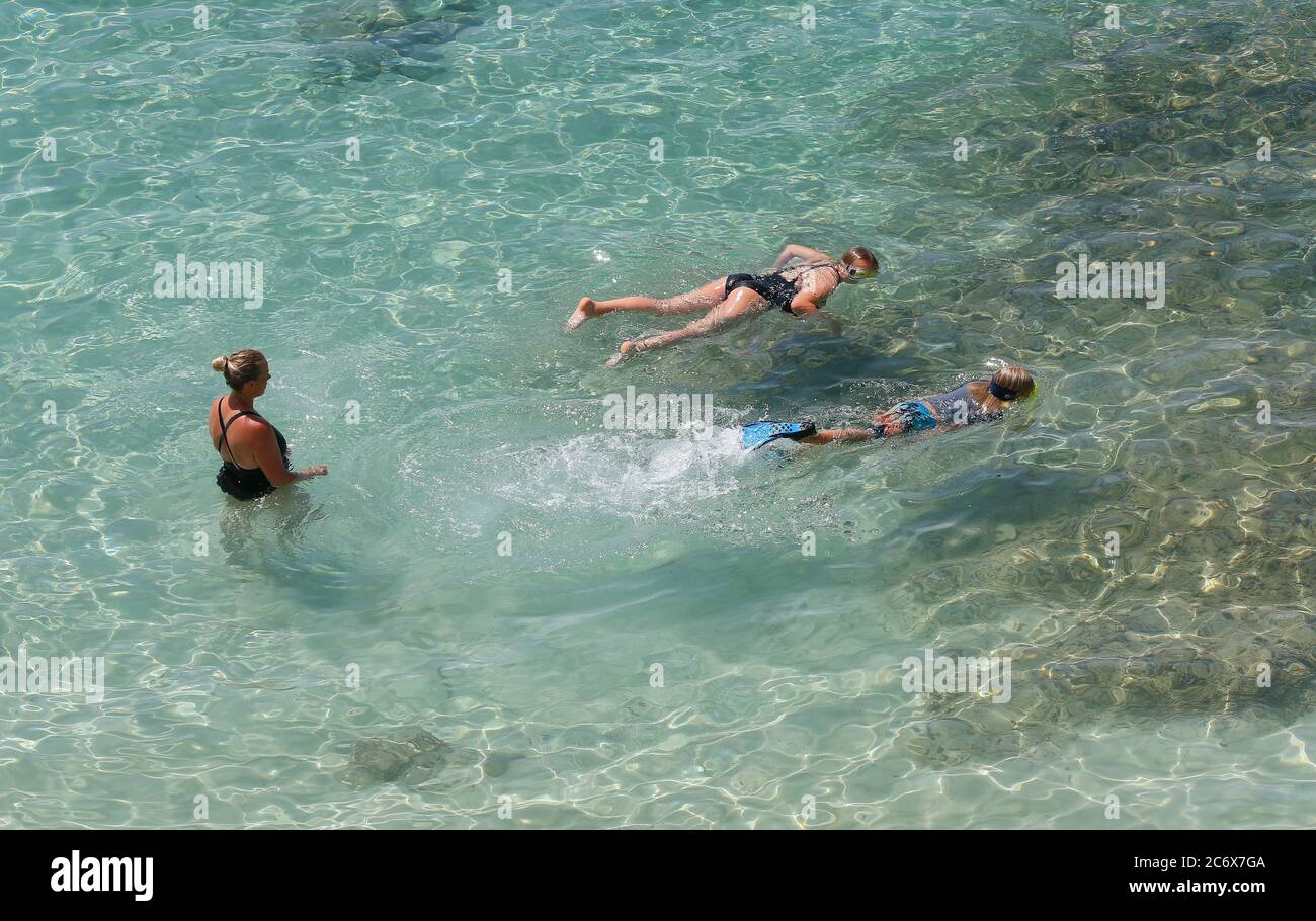 Les gens se baignent au soleil sur la plage Portals nous à Majorque pendant l'épidémie de COVID-19 dans l'île espagnole de Majorque Banque D'Images