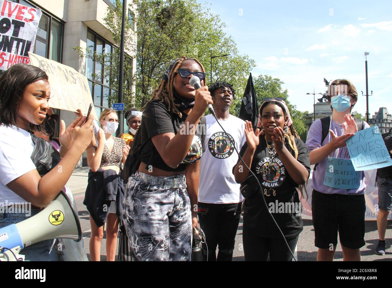 Un militant parle à une foule de manifestants pendant la manifestation.toutes les vies noires comptent des manifestants ont défilé de Hyde Park à la place du Parlement. Le mouvement dirigé par les jeunes organise des manifestations chaque dimanche pour lutter pour l'égalité raciale et la justice pour tous les Noirs au Royaume-Uni. Banque D'Images