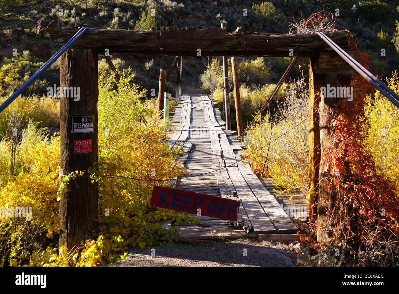 Un vieux pont se trouve dans les belles couleurs des couleurs de l'automne du Nouveau-Mexique. Banque D'Images
