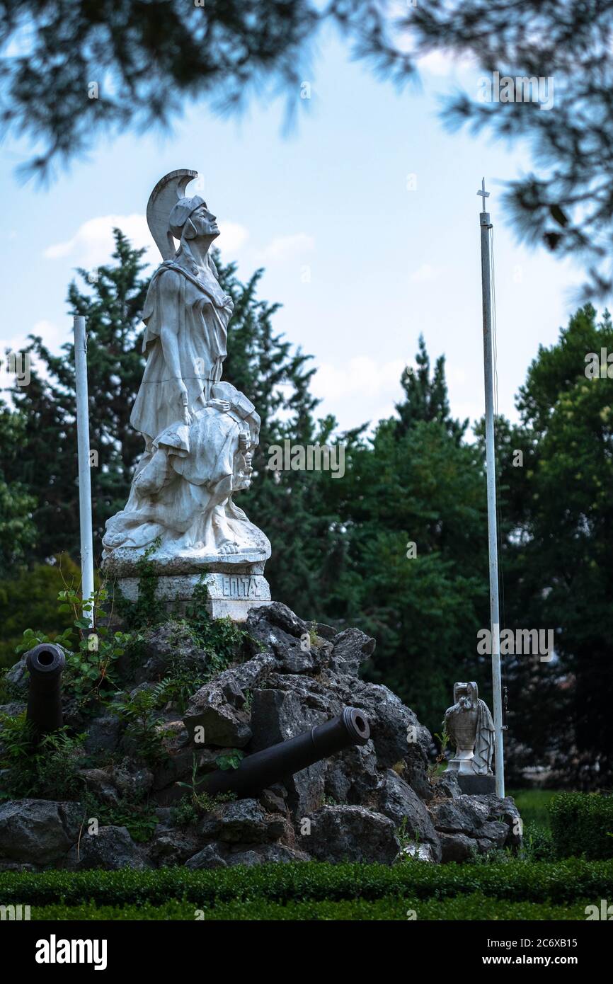 Statue de la ville d'Ioannina avec l'inscription ''avec elle ou sur elle'' grecque 'epi tas'. Les mères Spartan disent à leurs fils : « avec votre bouclier ou sur lui » Banque D'Images