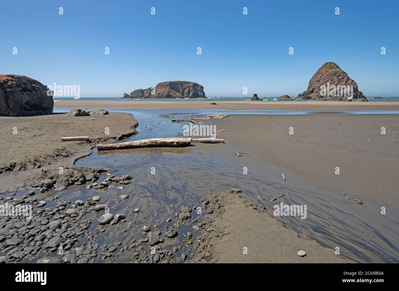 Ruisseau côtier menant à une baie d'Ocean Bay sur Whales Head Beach sur la côte de l'Oregon Banque D'Images