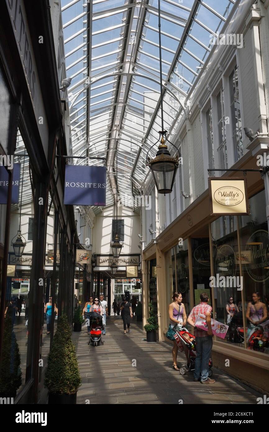 Royal Arcade dans le centre-ville de Cardiff, pays de Galles, Royaume-Uni Banque D'Images Royal Arcade dans le centre-ville de Cardiff, pays de Galles, Royaume-Uni Banque D'Images