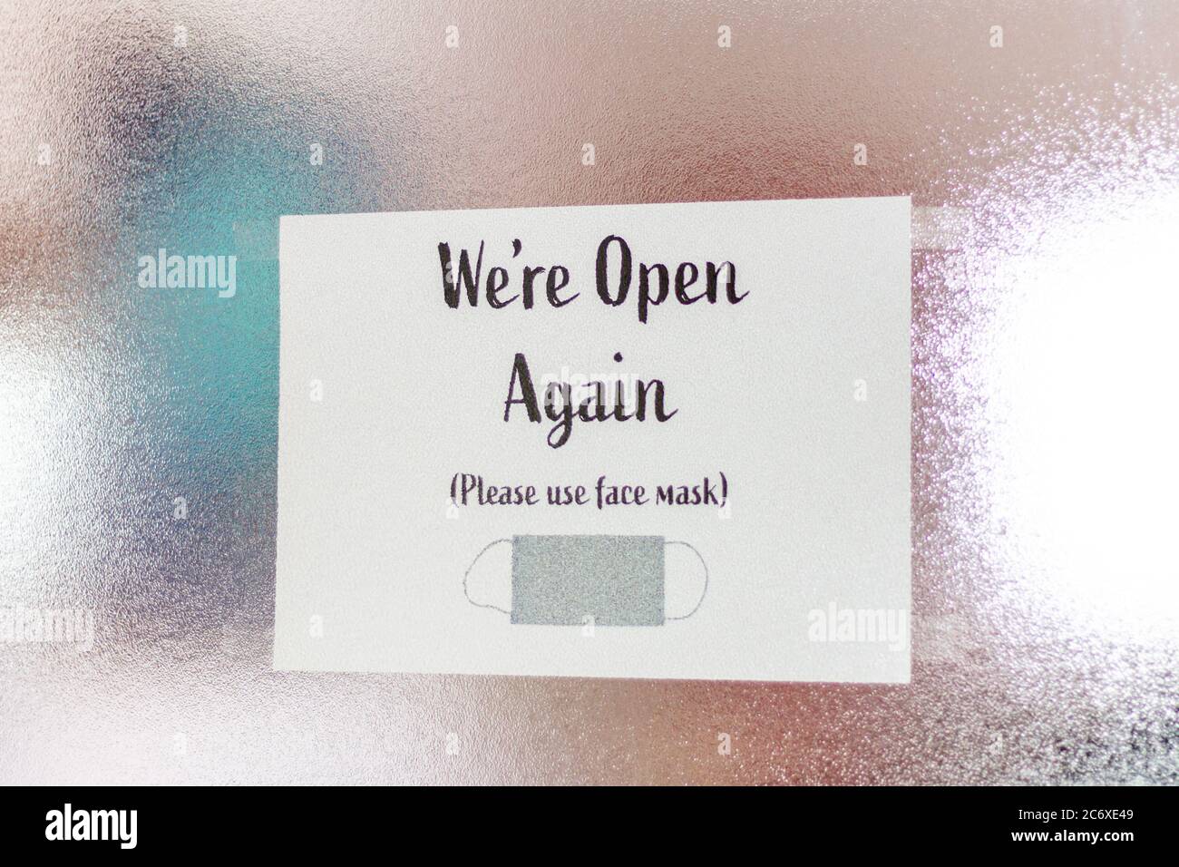 ouvrez votre masque de protection d'entreprise dans le nouveau normal, concept back ouvert business covid Banque D'Images