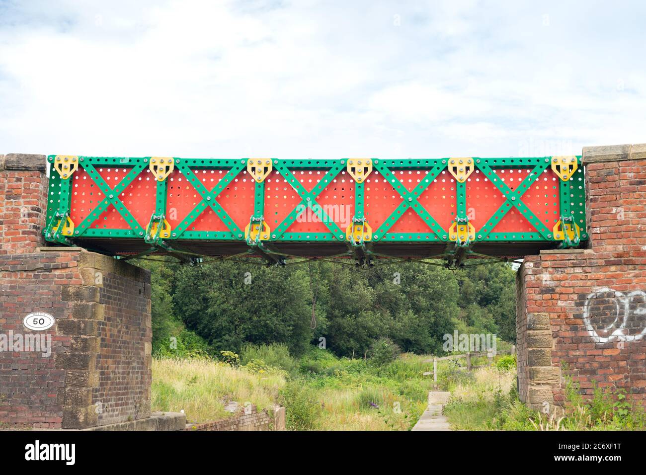 Pont Meccano à l'extrémité de Nob écluses à Prestolee, Bolton, un pont construit à partir de lifesize Meccano en 2012. Angleterre Royaume-Uni Banque D'Images