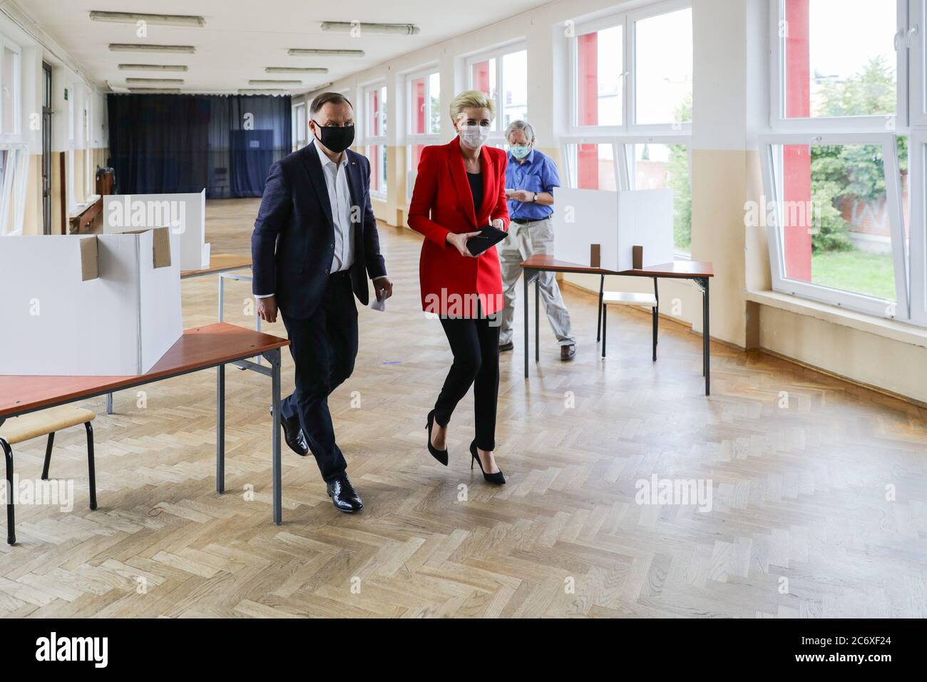 Le couple présidentiel polonais Andrzej Duda et Agata Kornhauser-Duda vus au bureau de vote avant de faire leurs votes. Le président en exercice de Banque D'Images