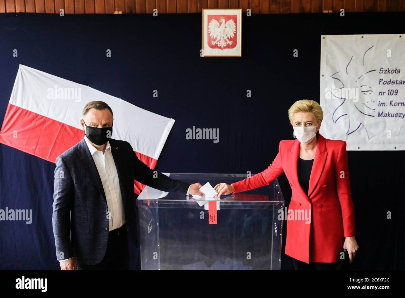 Le couple présidentiel polonais Andrzej Duda et Agata Kornhauser-Duda vus au bureau de vote tout en votant. Le président en exercice de P Banque D'Images