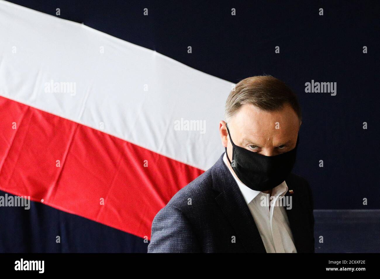 Le président de la Pologne Andrzej Duda regarde directement la caméra avant de voter au bureau de vote. Le président en exercice de la Pologne Andrz Banque D'Images