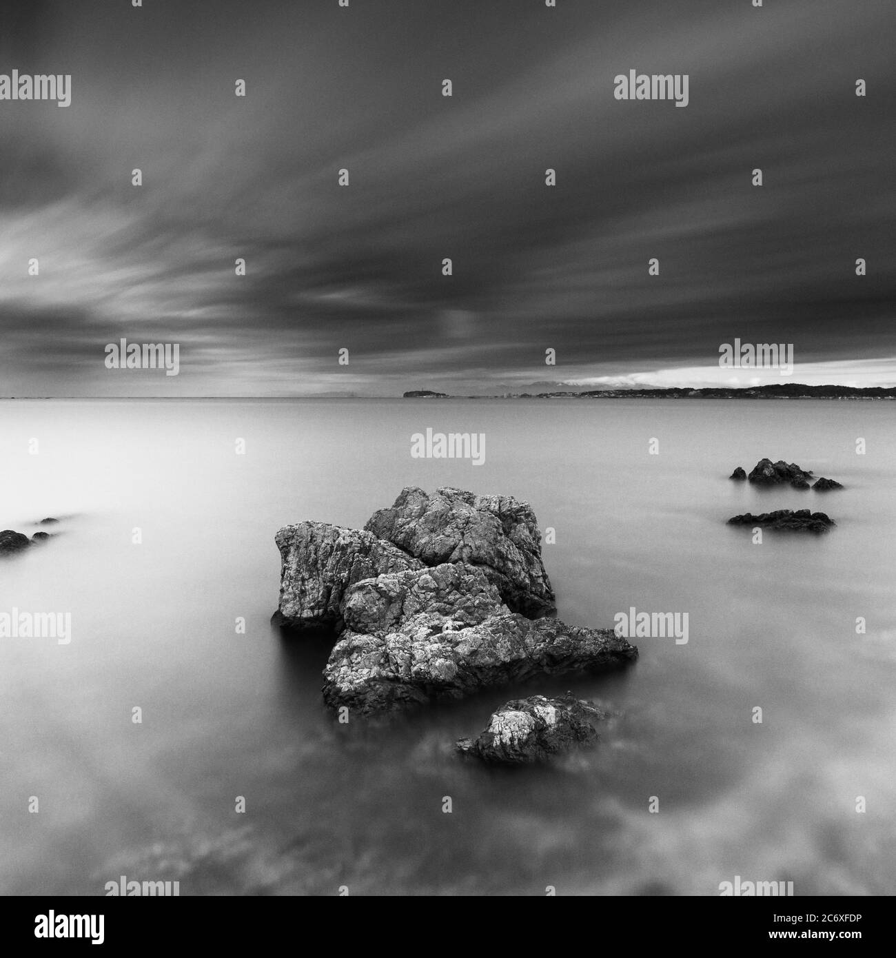 Photo de longues prises de vue en pleine mer le matin à la plage de Morito, péninsule de Miura, Japon Banque D'Images