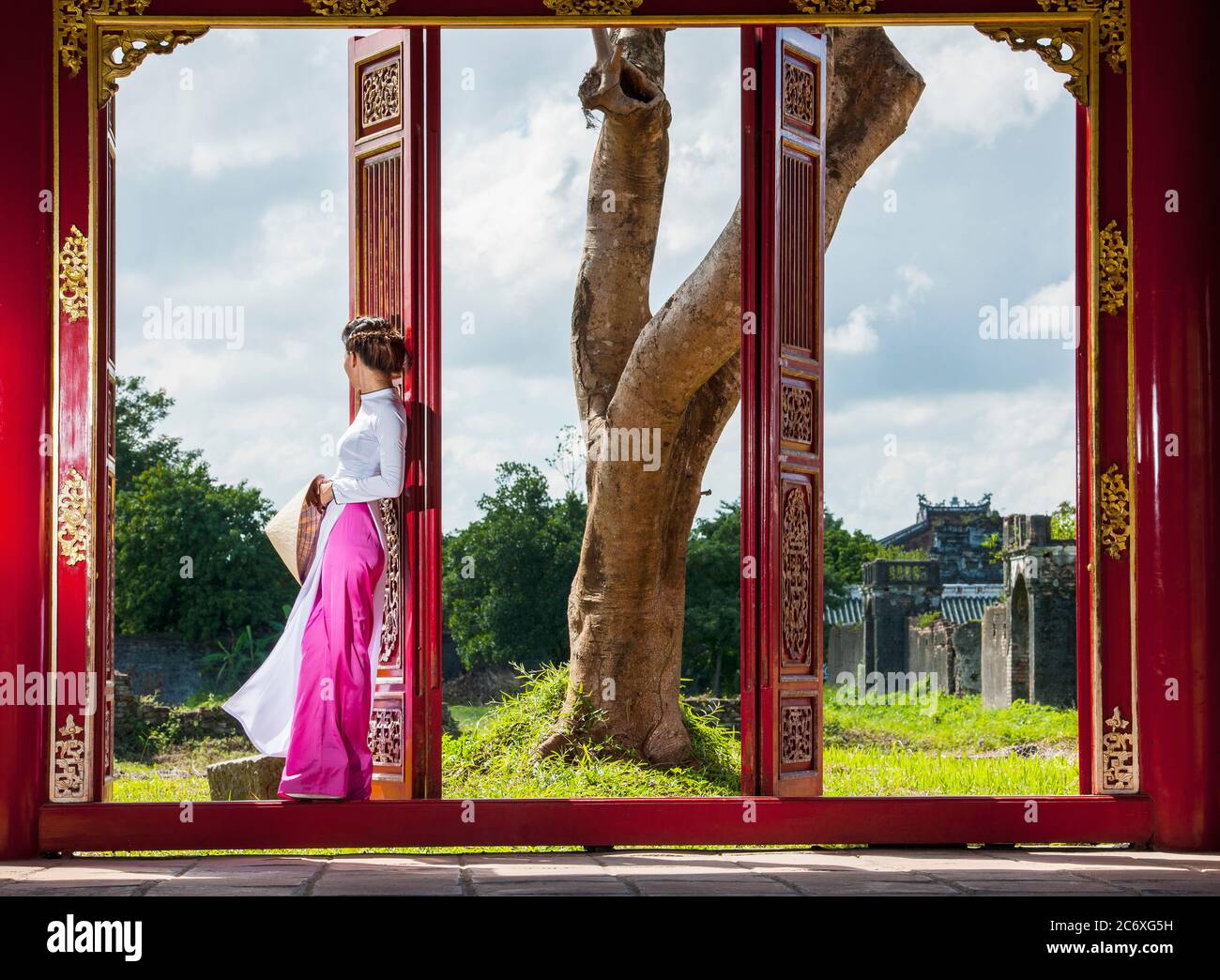 Belle femme explorant le palais impérial à Hue / Vietnam Banque D'Images