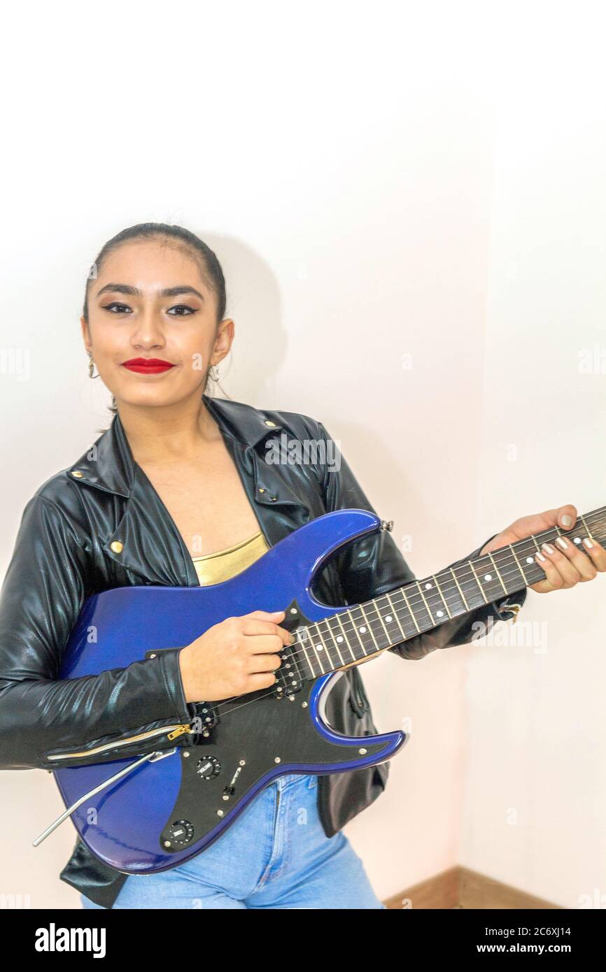 Photo moyenne d'une adolescente jouant de la guitare électrique Banque D'Images