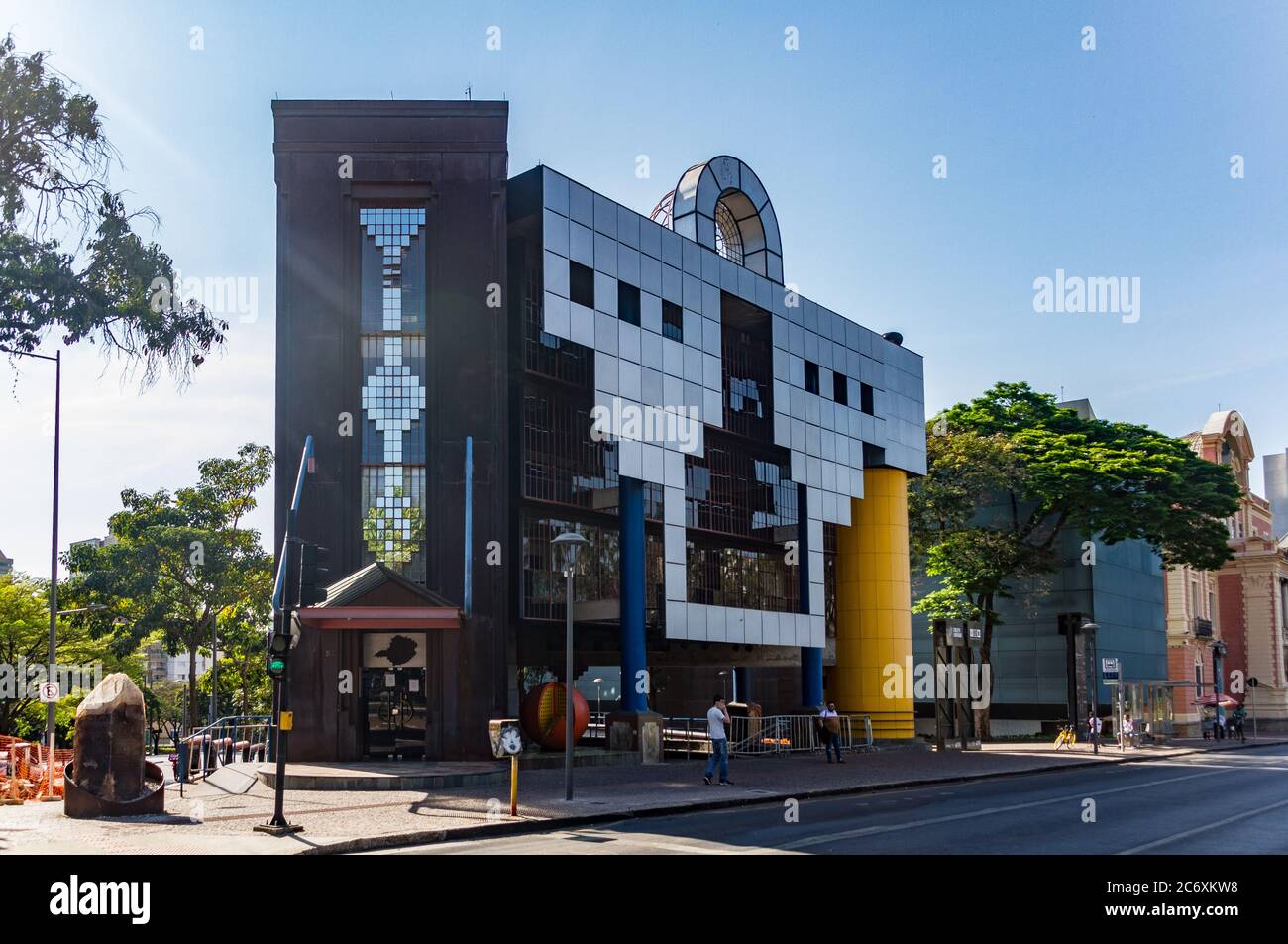 Postez le centre culturel moderne 'Rainha da Sucata' à Liberty Square à Belo Horizonte, Minas Gerais, Brésil Banque D'Images