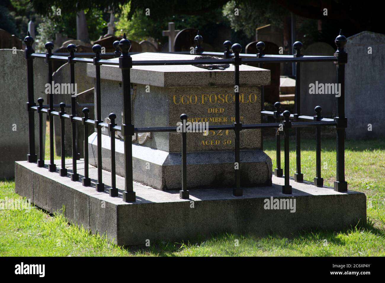 La tombe d'Ugo Foscolo, (né Niccolò Foscolo) écrivain italien, révolutionnaire et poète, ancien cimetière de Chiswick, Chiswick, Londres Banque D'Images