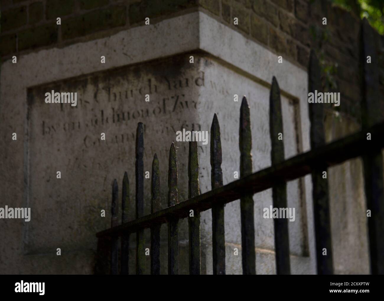 Inscription à l'entrée du cimetière Old Chiswick, Chiswick, West London, Royaume-Uni Banque D'Images