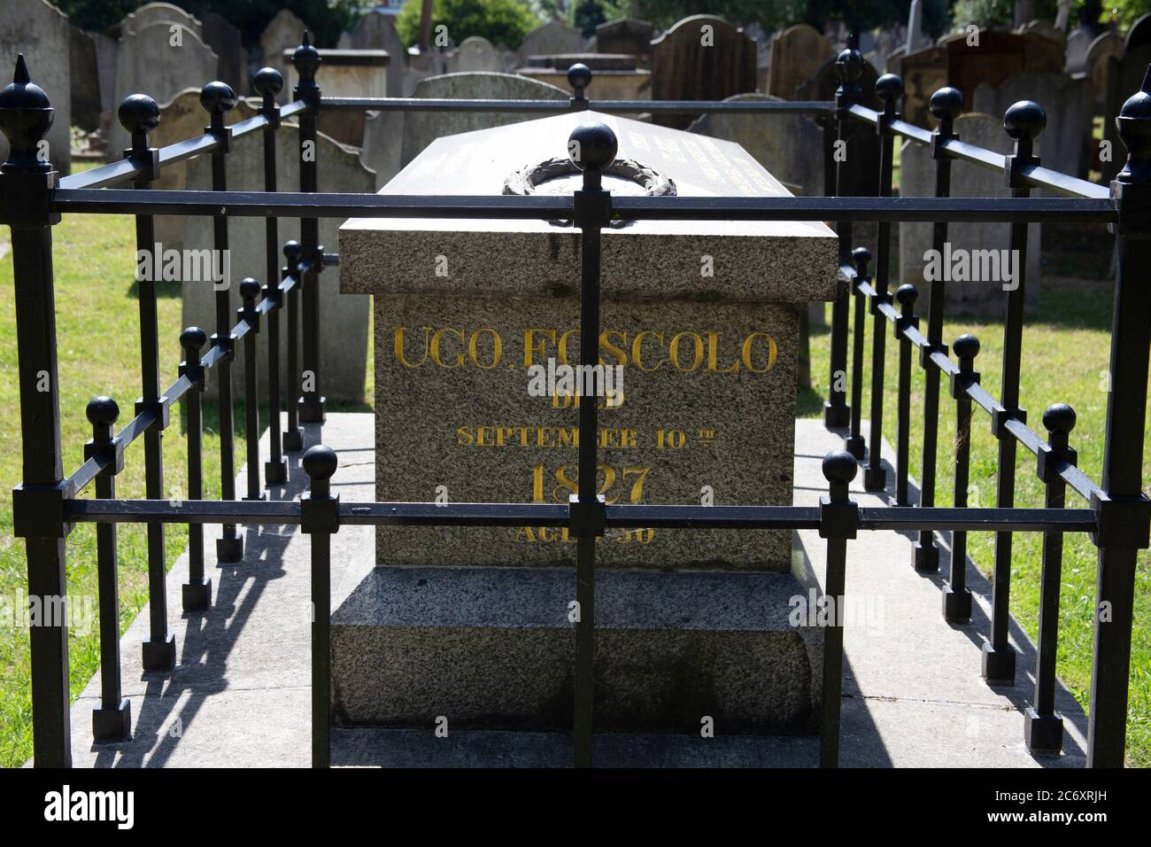 La tombe d'Ugo Foscolo, (né Niccolò Foscolo) écrivain italien, révolutionnaire et poète, ancien cimetière de Chiswick, Chiswick, Londres Banque D'Images