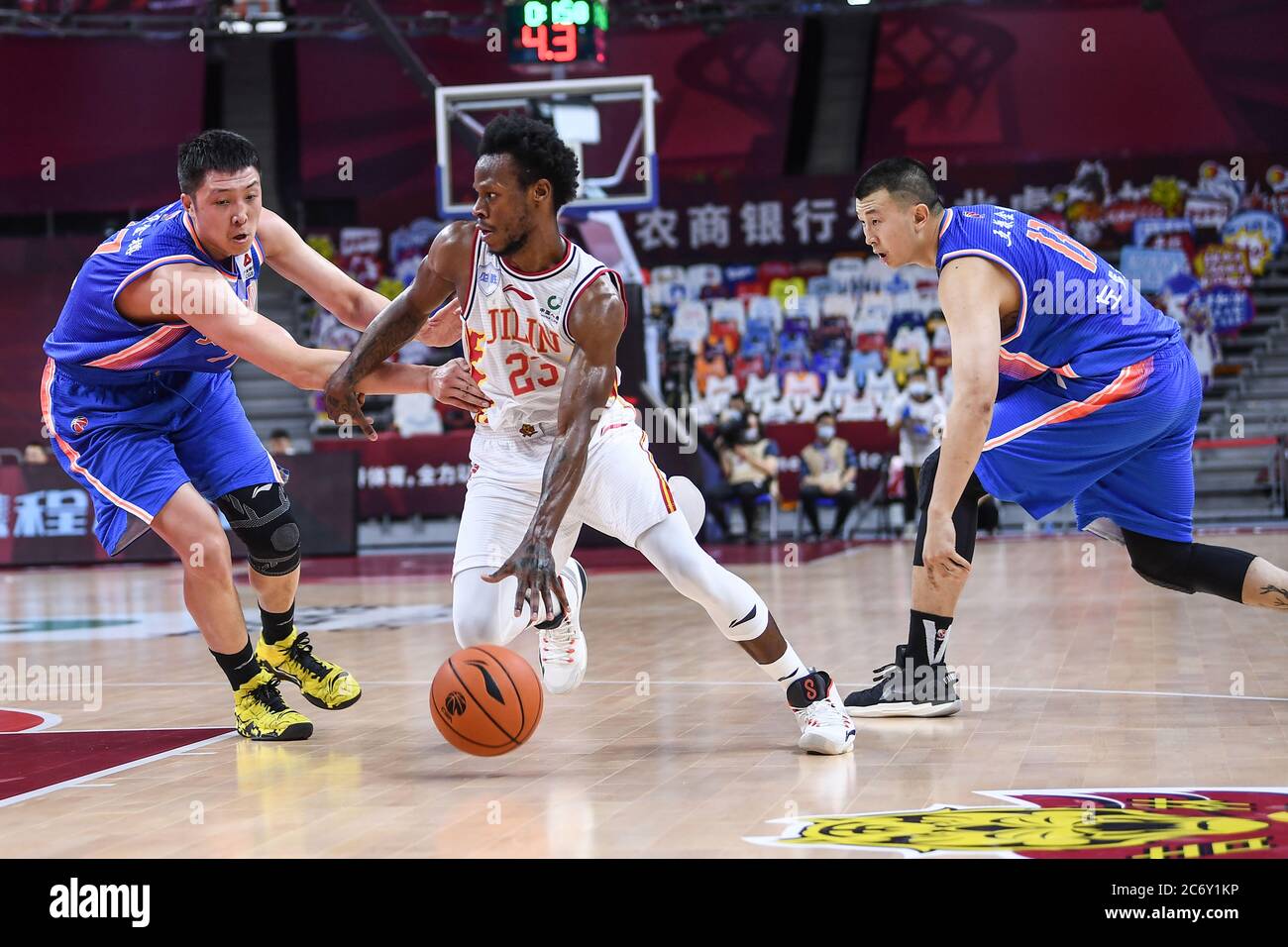 Sean Hill Jr., joueur américain de basket-ball, de Jilin Northeast Tigers, au milieu, garde le ballon pendant un match à la première étape de Chinese Ba Banque D'Images