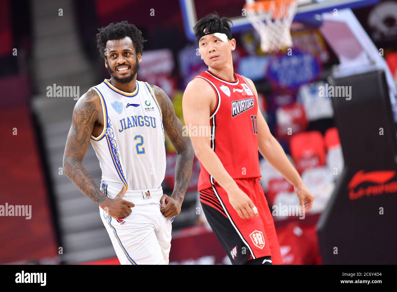 Le joueur américain de basket-ball Antonio Davon Blakeney, de Jiangsu Dragons Kentier, à gauche, réagit lors d'un match à la première étape de Chinese Ba Banque D'Images