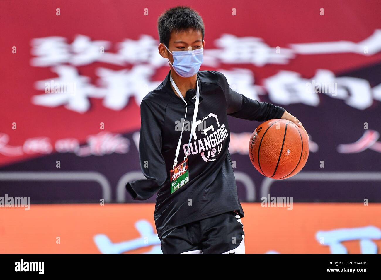 Zhang Jiacheng, un joueur de basket-ball jeune avec un bras, pratique le  basket-ball avant un jeu CBA entre les Tigers du Sud de Guangdong Photo  Stock - Alamy
