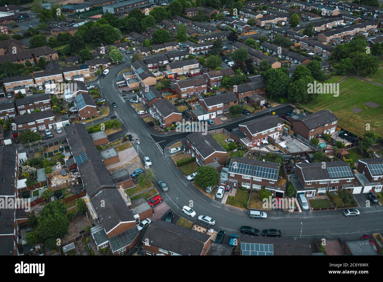 Vue de drone sur la zone résidentielle moderne pendant le confinement en cas de pandémie au Royaume-Uni Banque D'Images