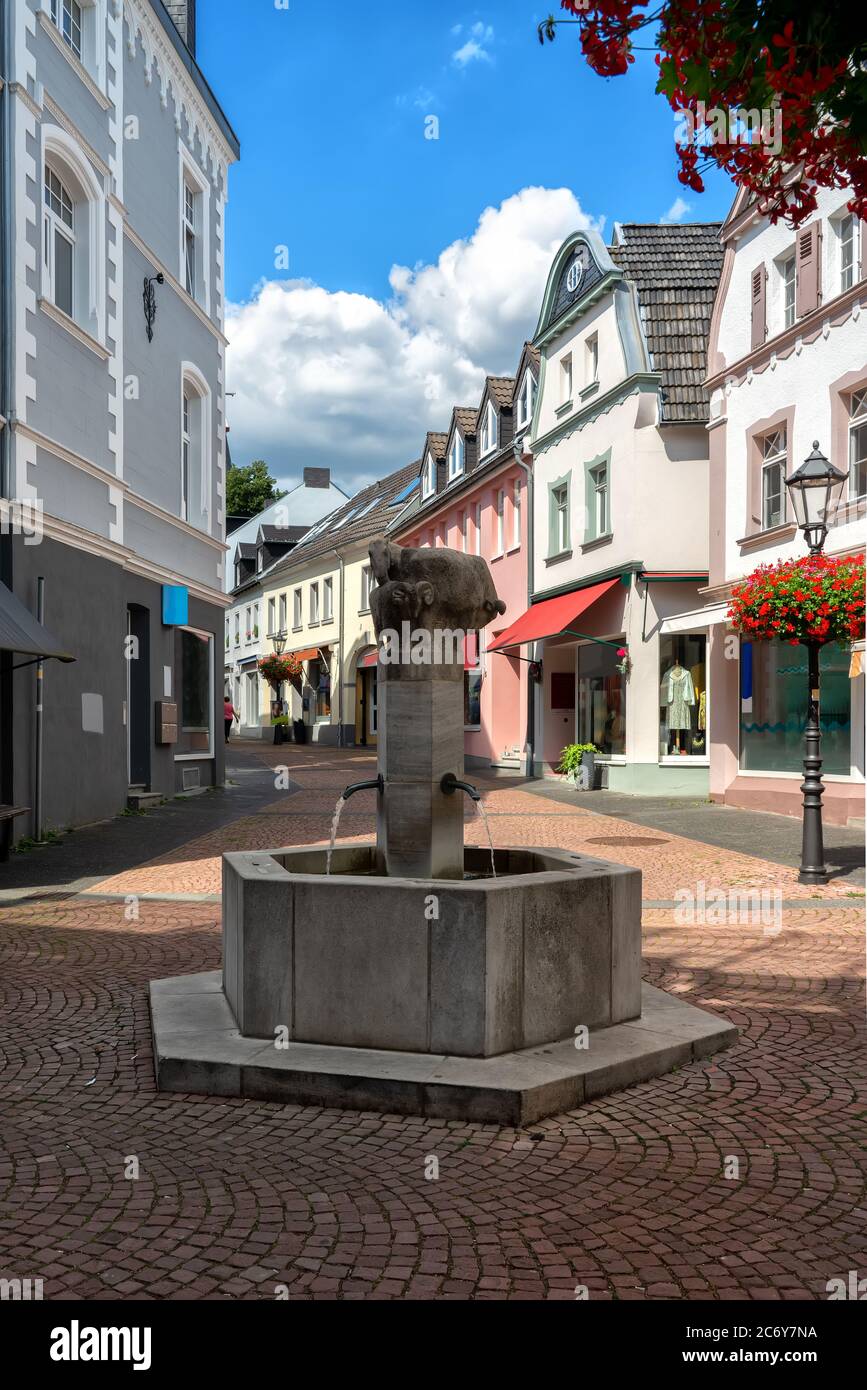 Bad Honnef avec fontaine en premier plan est une ville thermale idyllique en Allemagne près de Bonn dans le quartier Rhein-Sieg, Rhénanie-du-Nord-Westphalie. Banque D'Images