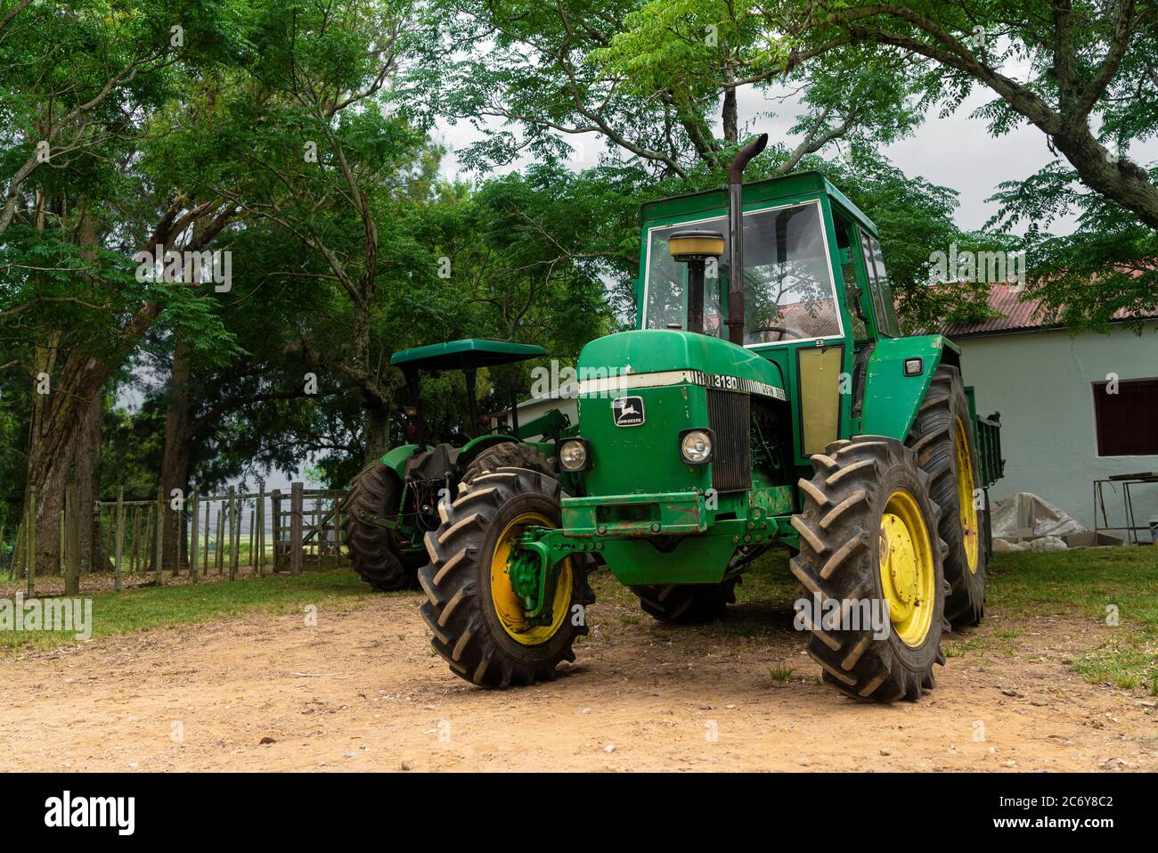 Vieux tracteur John Deer stationné, en attente d'utilisation Banque D'Images