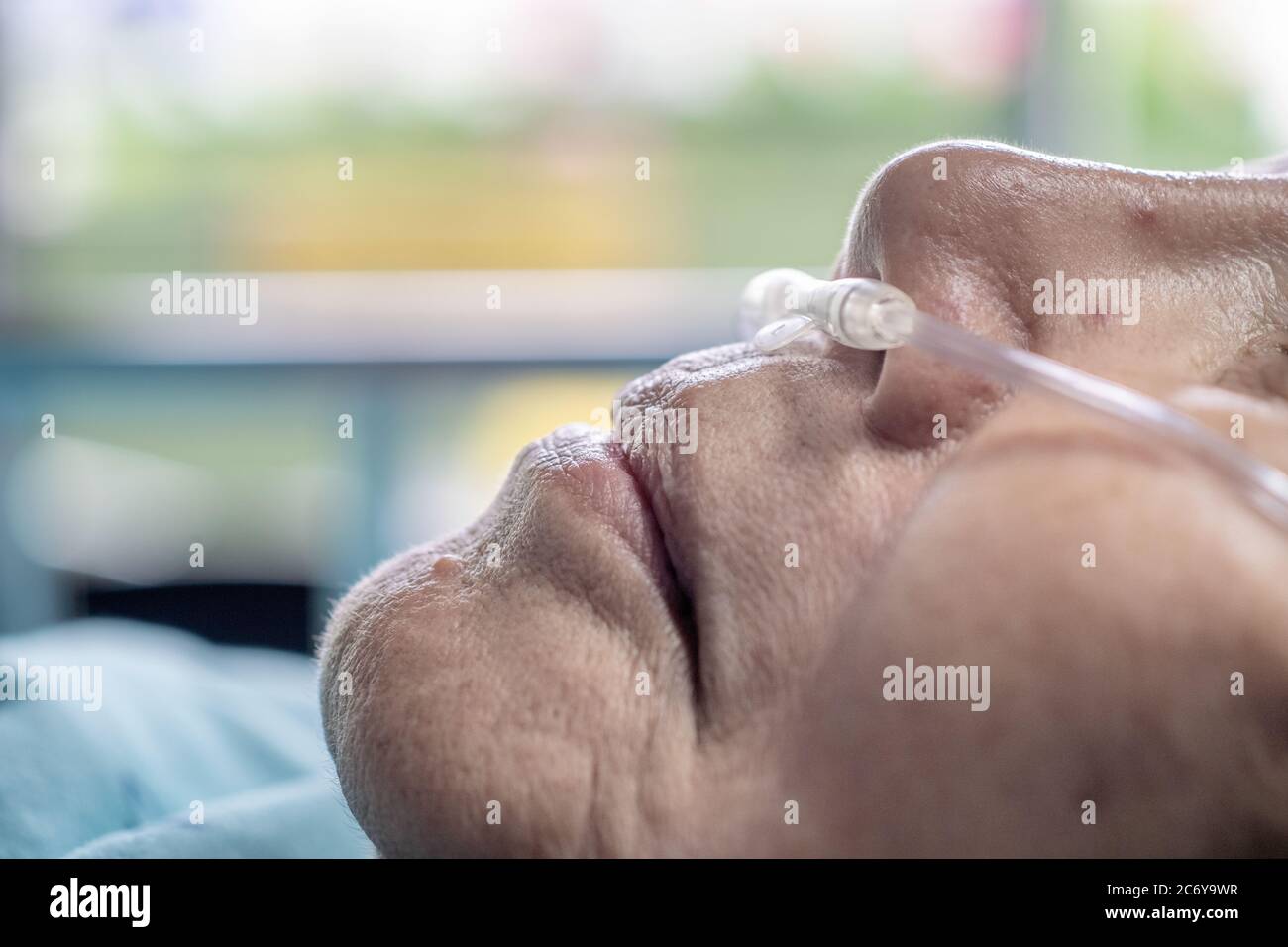 Femme âgée avec tube respiratoire nasal pour aider à sa respiration Banque D'Images