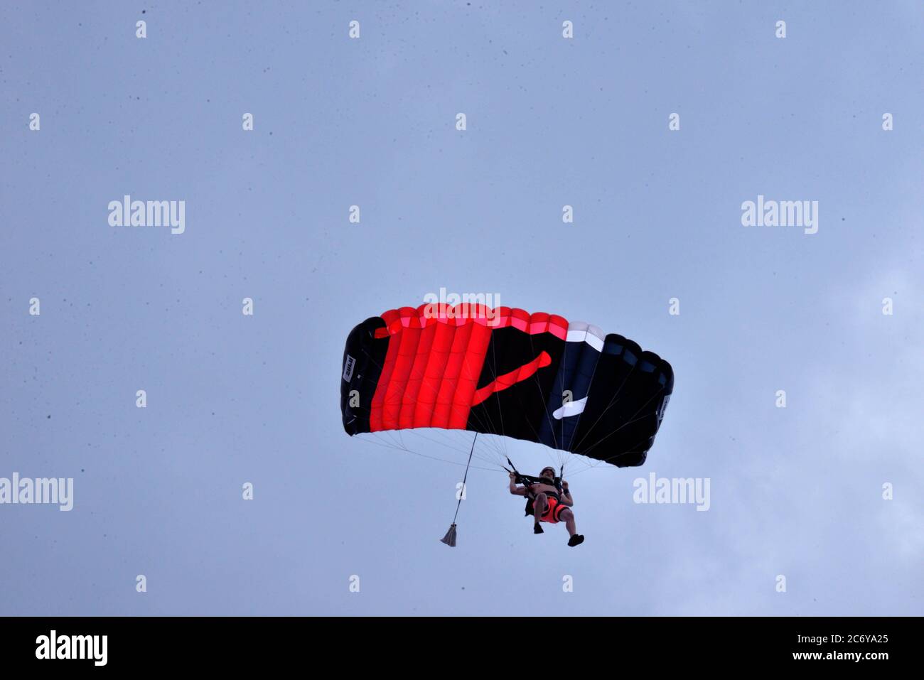 Melbourne Beach. Comté de Brevard. Floride. ÉTATS-UNIS. 12 juillet 2020. Parachutisme pour échapper à la Covid-19, prenant la distance sociale à la limite. Une centaine de canopées aux couleurs vives ont occupé le ciel au-dessus de cette ville côtière depuis trois jours, le groupe connu sous le nom de « Tribe of Voyager tikis Beach Boogie Skydiving ». Crédit photo : Julian Leek/Alay Live News Banque D'Images