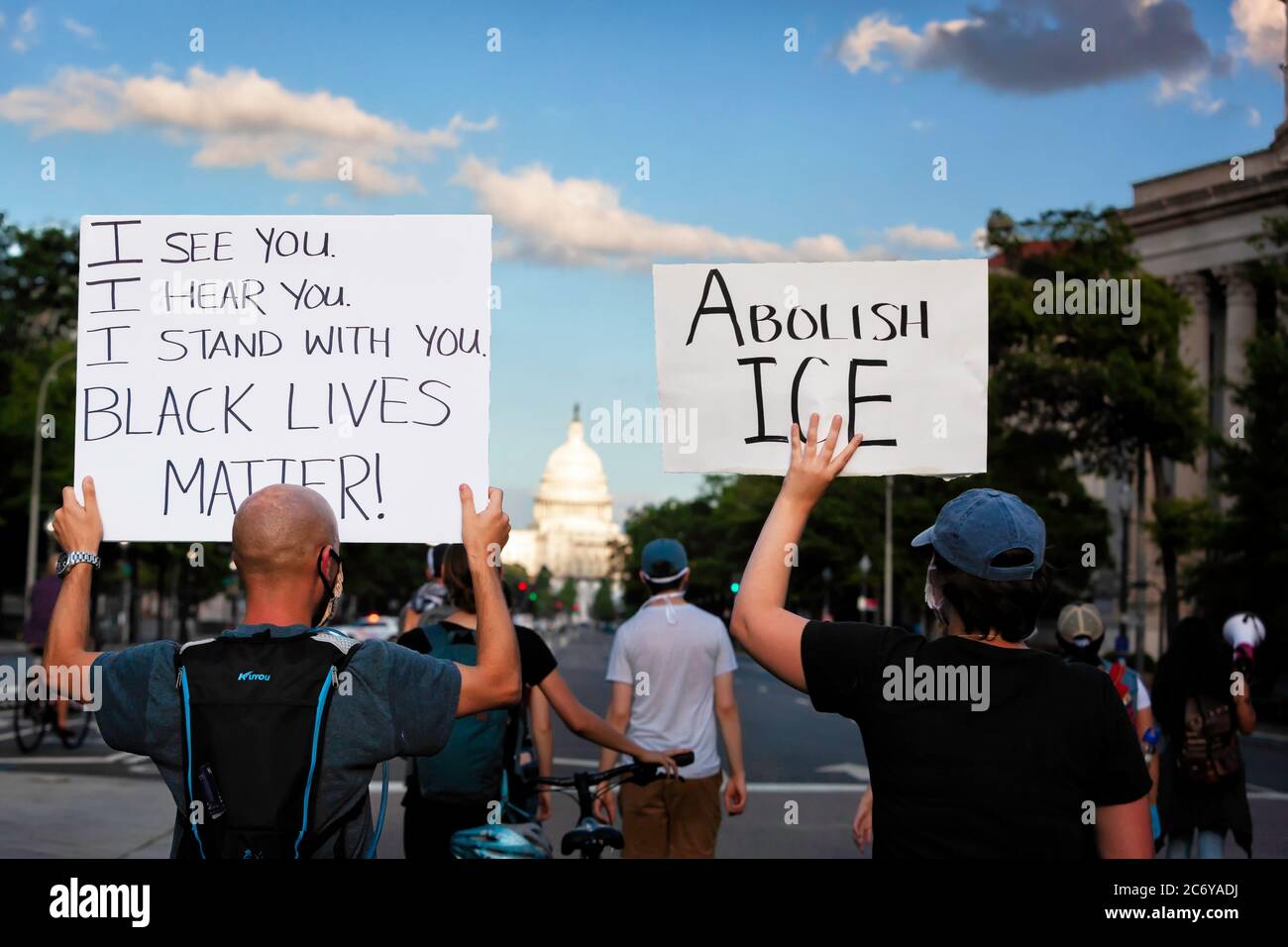 Les manifestants portent des signes vers le Capitole des États-Unis en mars pour soutenir les immigrants et les vies noires, Washington, DC, États-Unis Banque D'Images