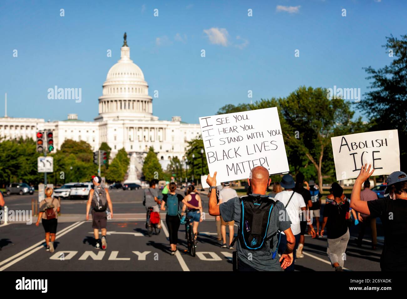 Des manifestants ont tenu des panneaux au-dessus de la tête pendant la fermeture de la marche du Capitole pour soutenir les immigrants et les vies noires, Washington, DC, États-Unis Banque D'Images