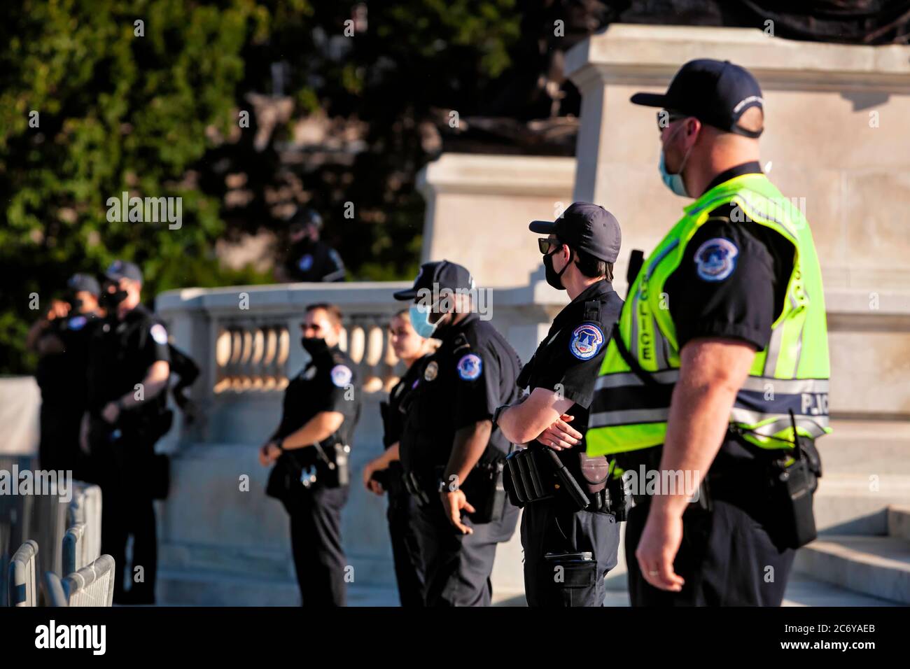 Statue de garde de police de l'abolitionniste et du général de l'Union Ulysses S. Grant d'un petit groupe de manifestants pacifiques, Washington, DC, Etats-Unis Banque D'Images
