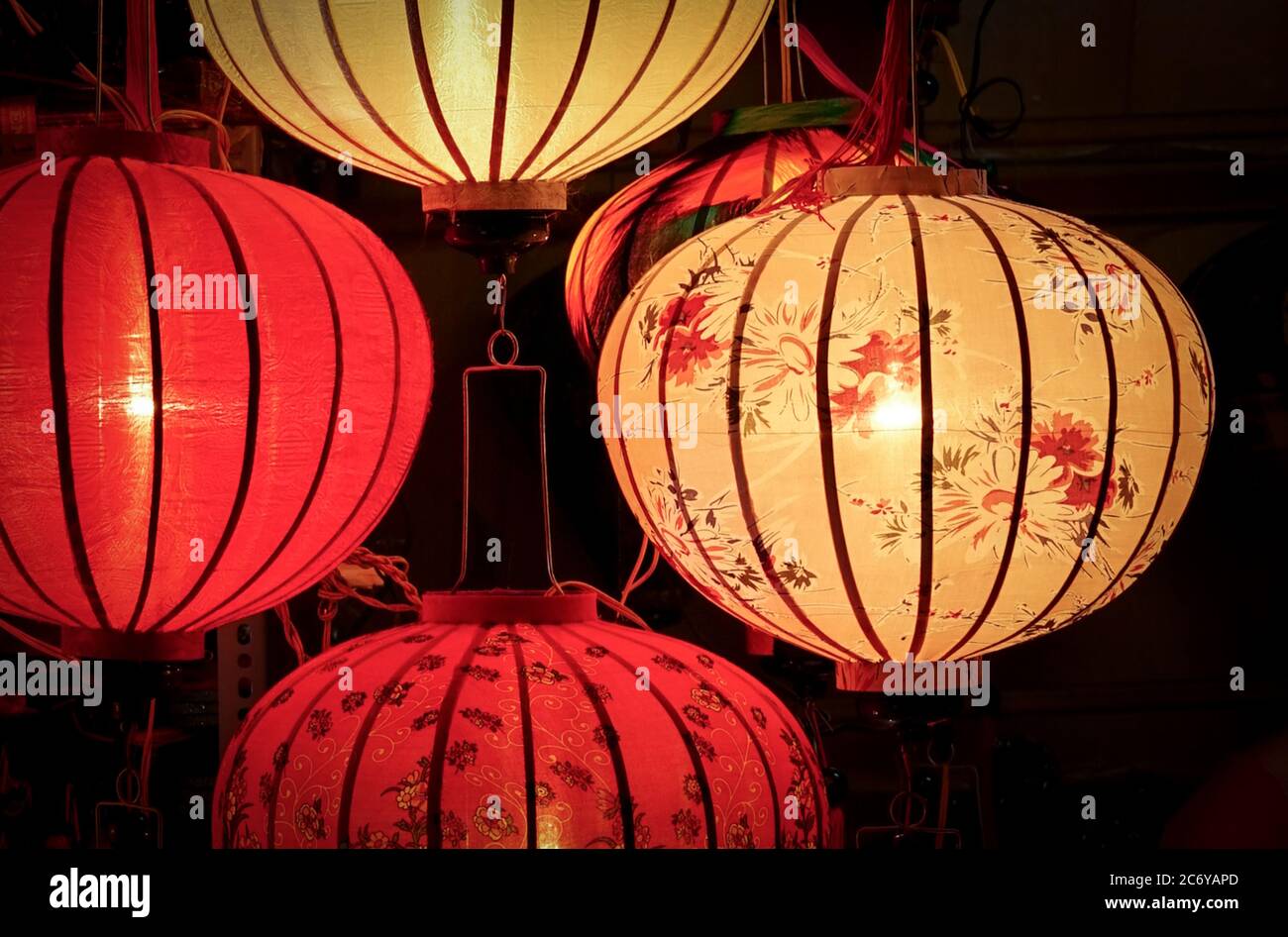 Lanternes asiatiques orientales illuminées. Fêtes ou fêtes pour le nouvel an chinois ou le milieu de l'automne. Banque D'Images