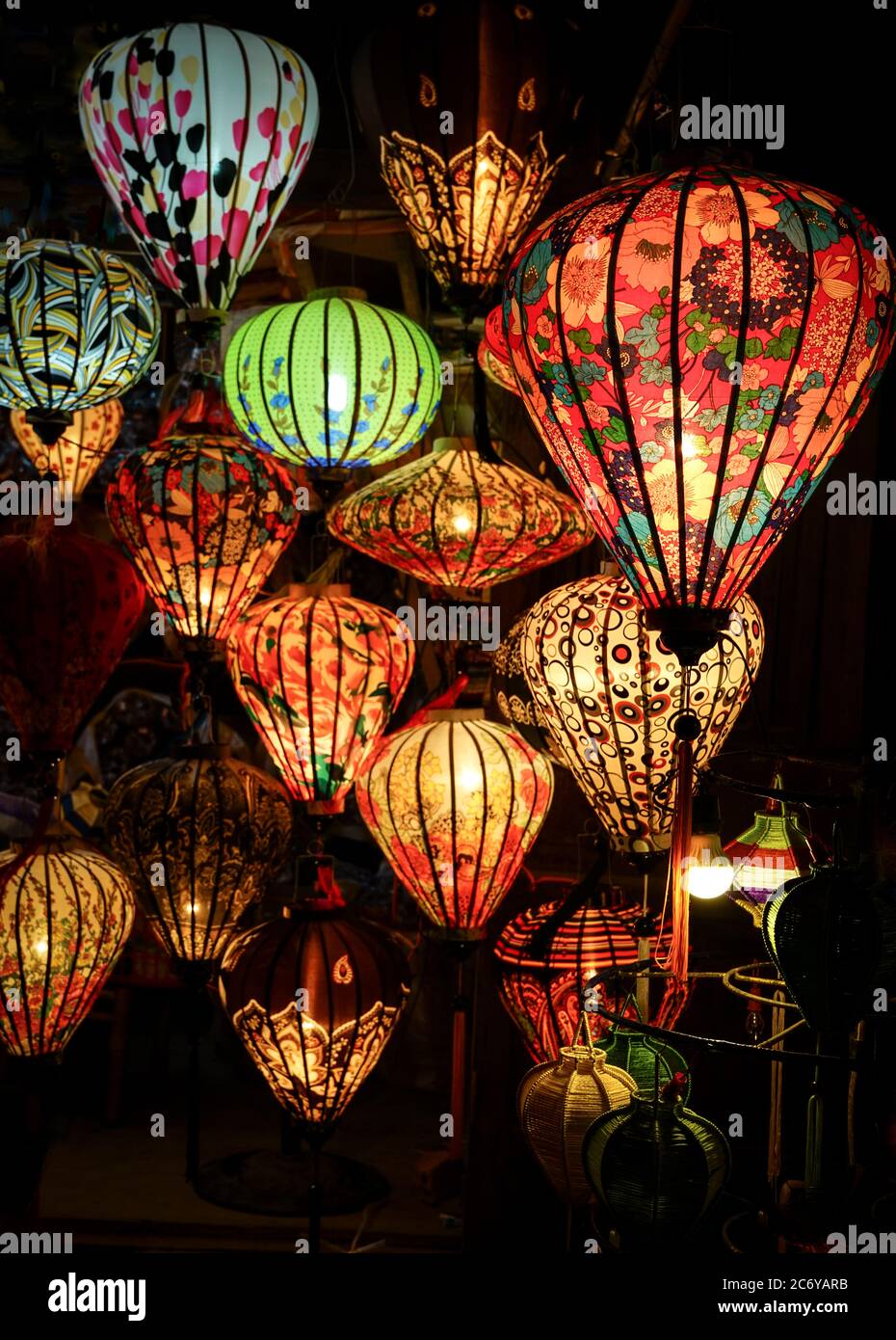 Lanternes asiatiques orientales illuminées. Fêtes ou fêtes pour le nouvel an chinois ou le milieu de l'automne. Banque D'Images