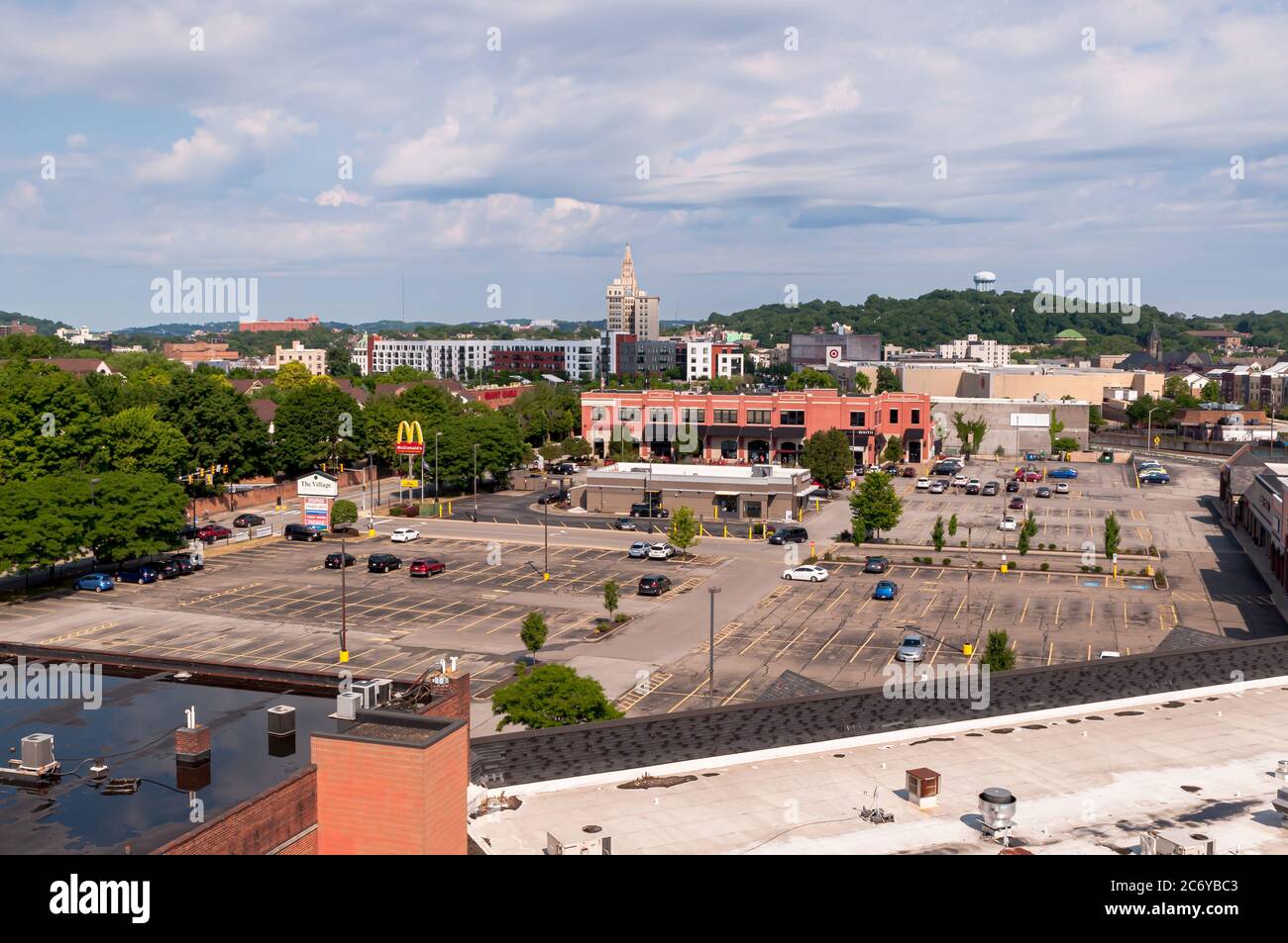 Le centre commercial Village of Eastside dans le quartier East Liberty vu d'en haut, un jour d'été ensoleillé, Pittsburgh, Pennsylvanie, États-Unis Banque D'Images