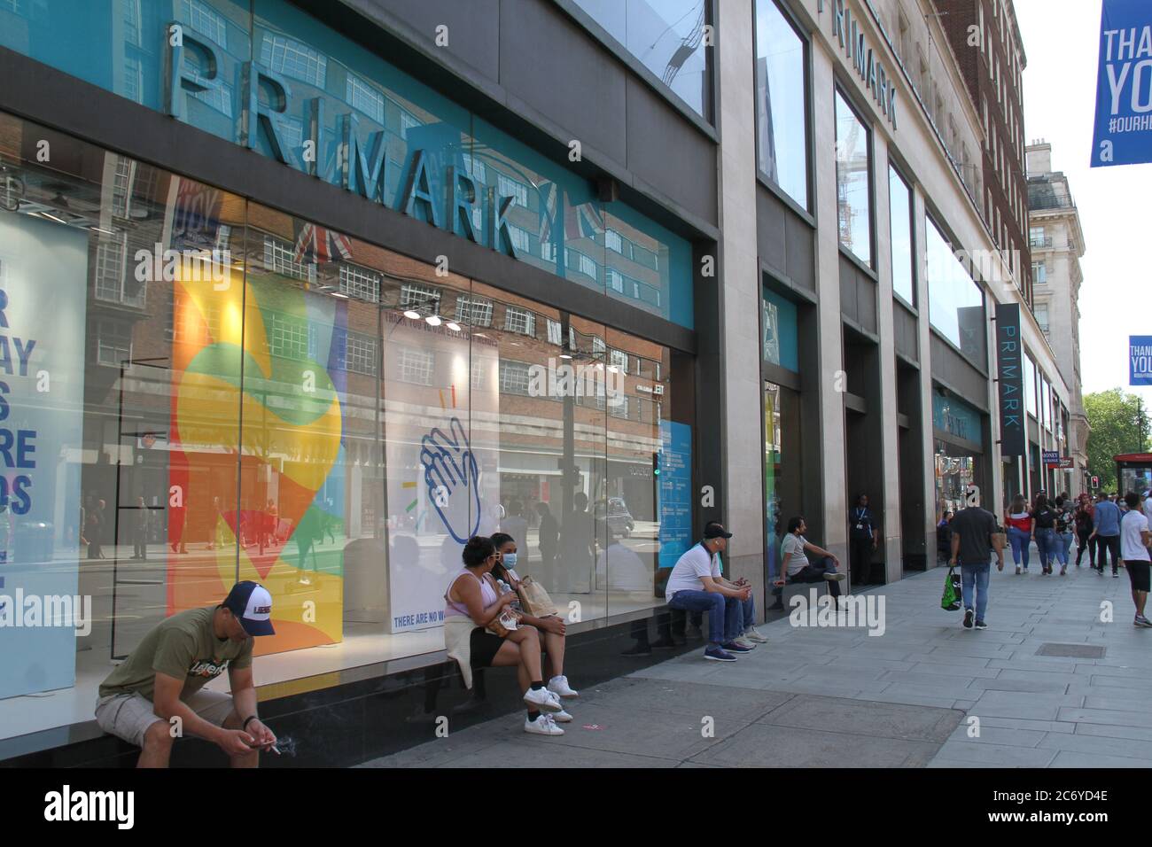 Londres, Royaume-Uni. 12 juillet 2020. Les gens s'assoient devant le magasin Primark sur Oxford Street pendant la réouverture.les Londoniens ont lentement commencé à retourner à la normale avec des magasins rouverts sur Oxford Street. Cette semaine, le gouvernement a donné des conseils sur l'ouverture de salles de gym et de piscines à partir du 11 juillet. Crédit : SOPA Images Limited/Alamy Live News Banque D'Images